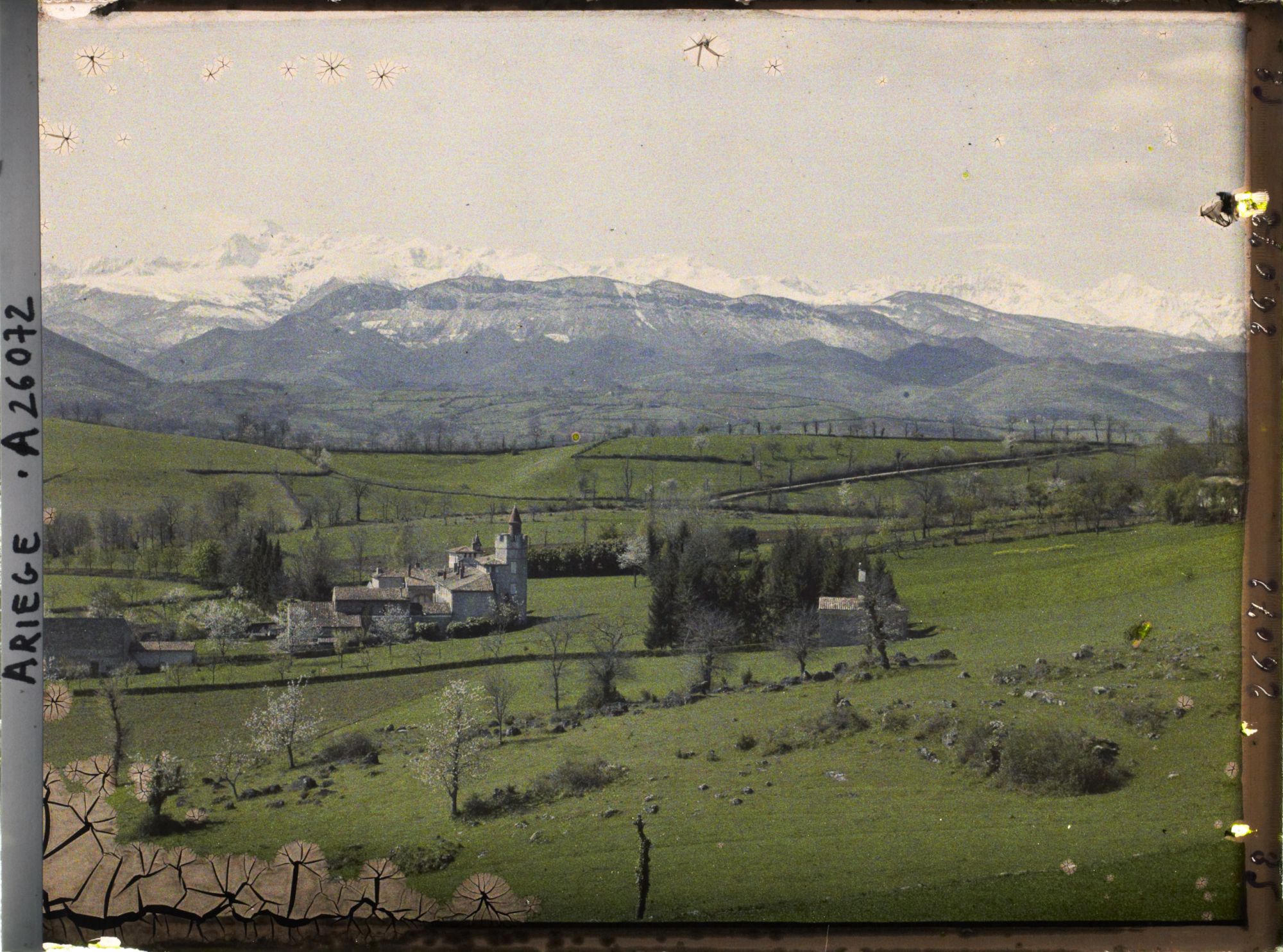 Image représentant Le château des Espas vu de Pujol et la chaîne ; sur la gauche, le mont Vallier