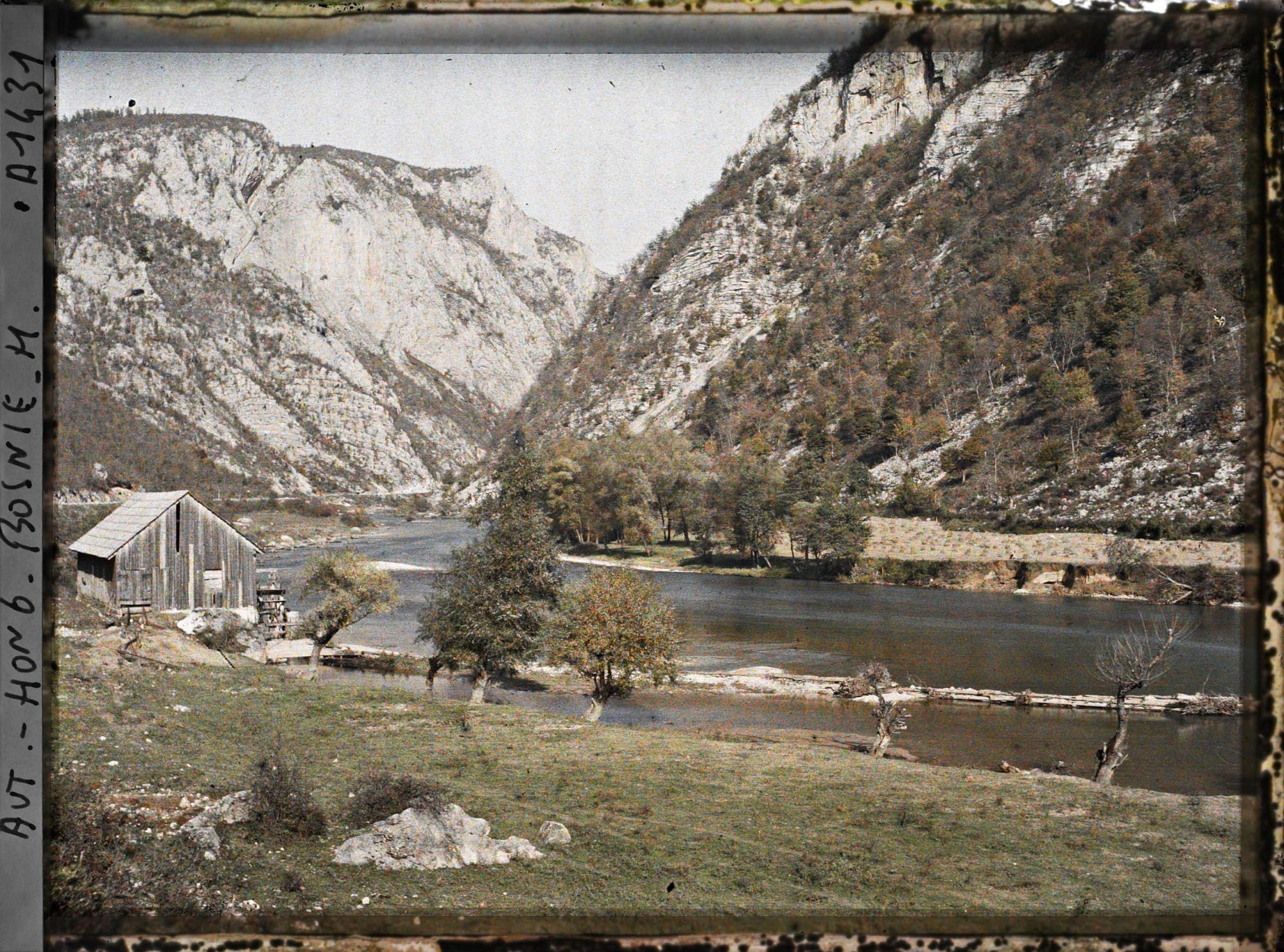 Image représentant Elargissement de la gorge du Vrbas avant Krupa, les parois calcaires de la rive gauche, la terrasse limoneuse et cultivée