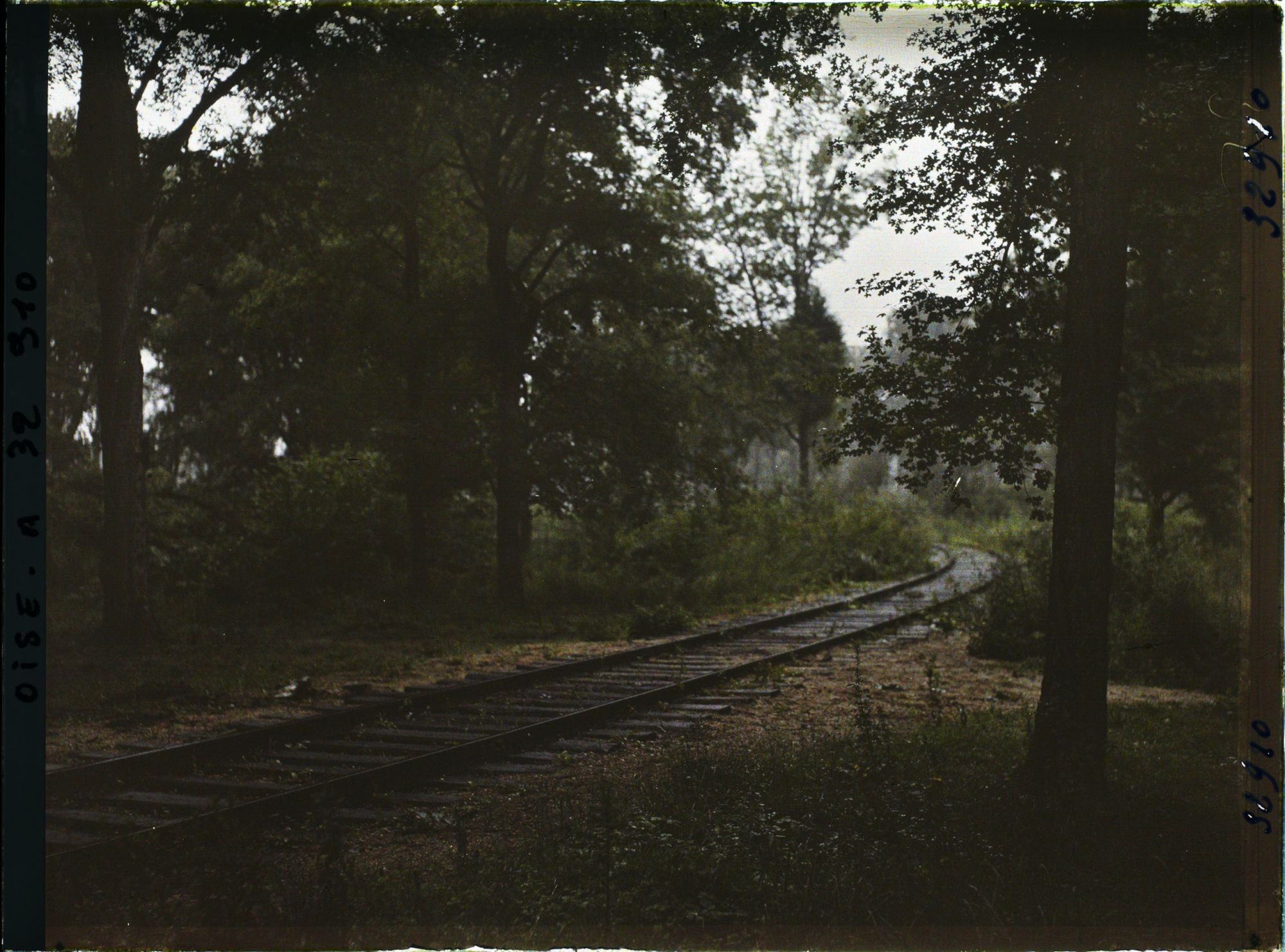 Image représentant France, Forêt de Compiègne, Carrefour de l'Armistice, emplacement du train du Maréchal Foch