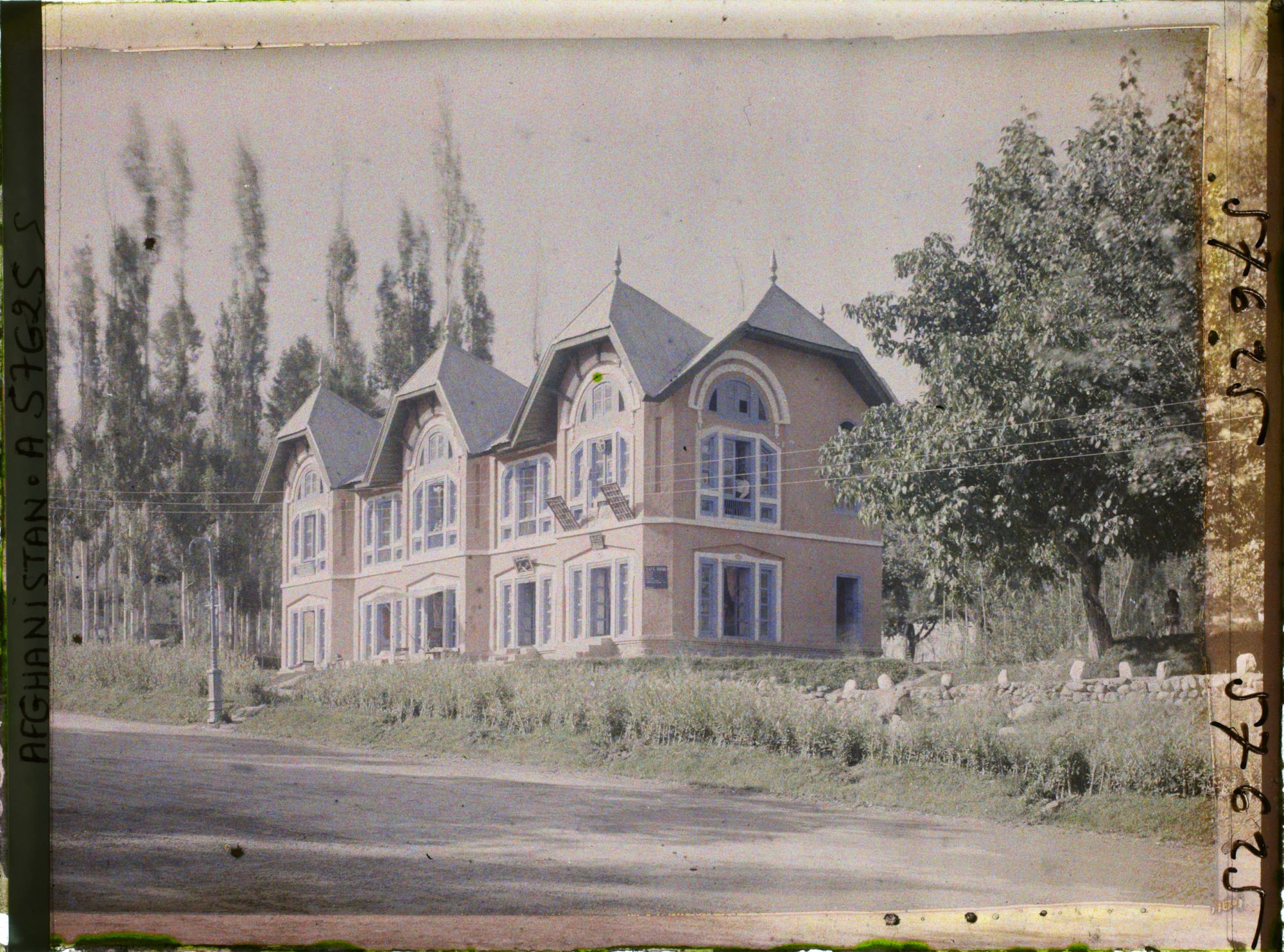 Image représentant Les nouveaux magasins royaux (à droite, l'inscription "Café Royal" ?)