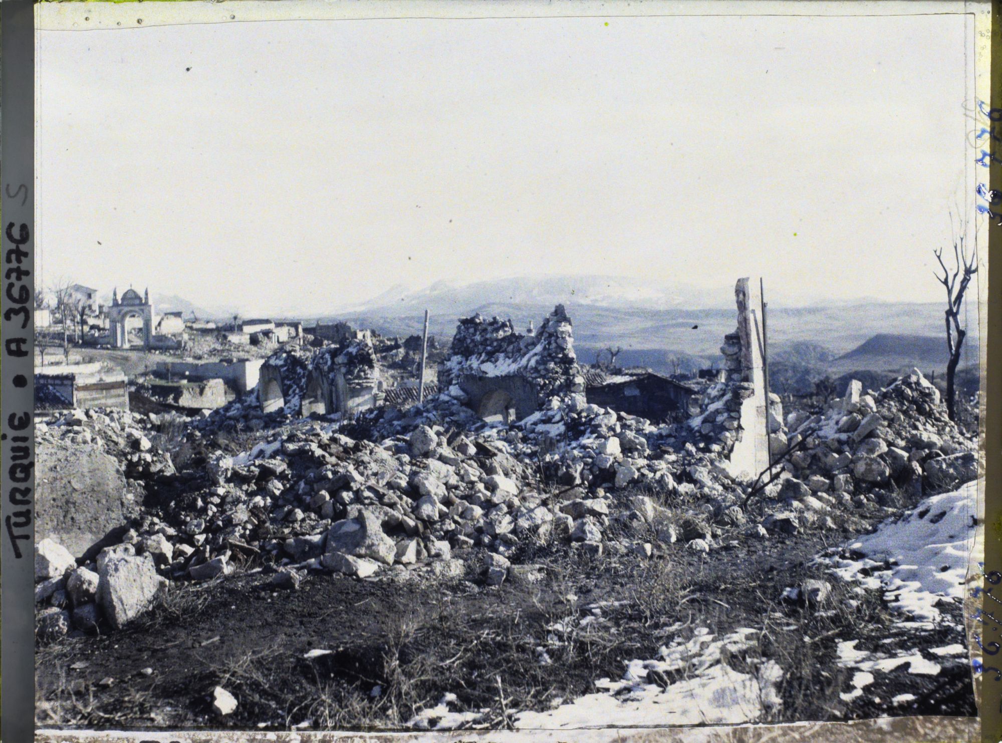 Image représentant Amas de ruines vers le Konak