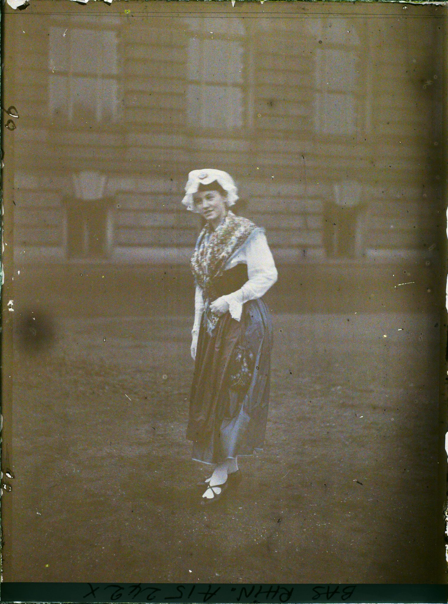 Image représentant France Alsace, Strasbourg, Une Lorraine de Walemistal, région de Sarrebourg, fichu, vieux costume (tout à fait authentique)