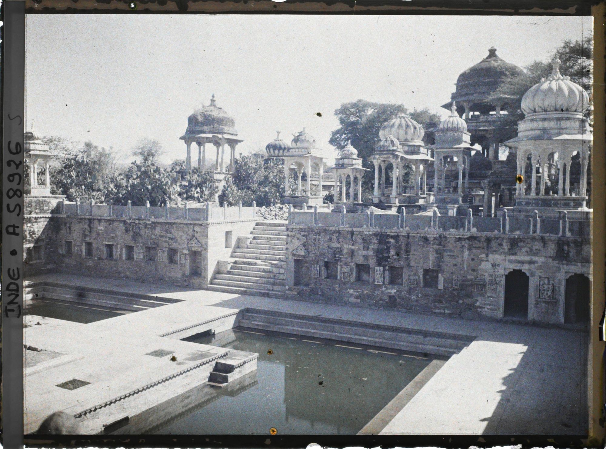Image représentant Chatris et bassin d'ablutions de la nécropole des Maharanas du Mewar