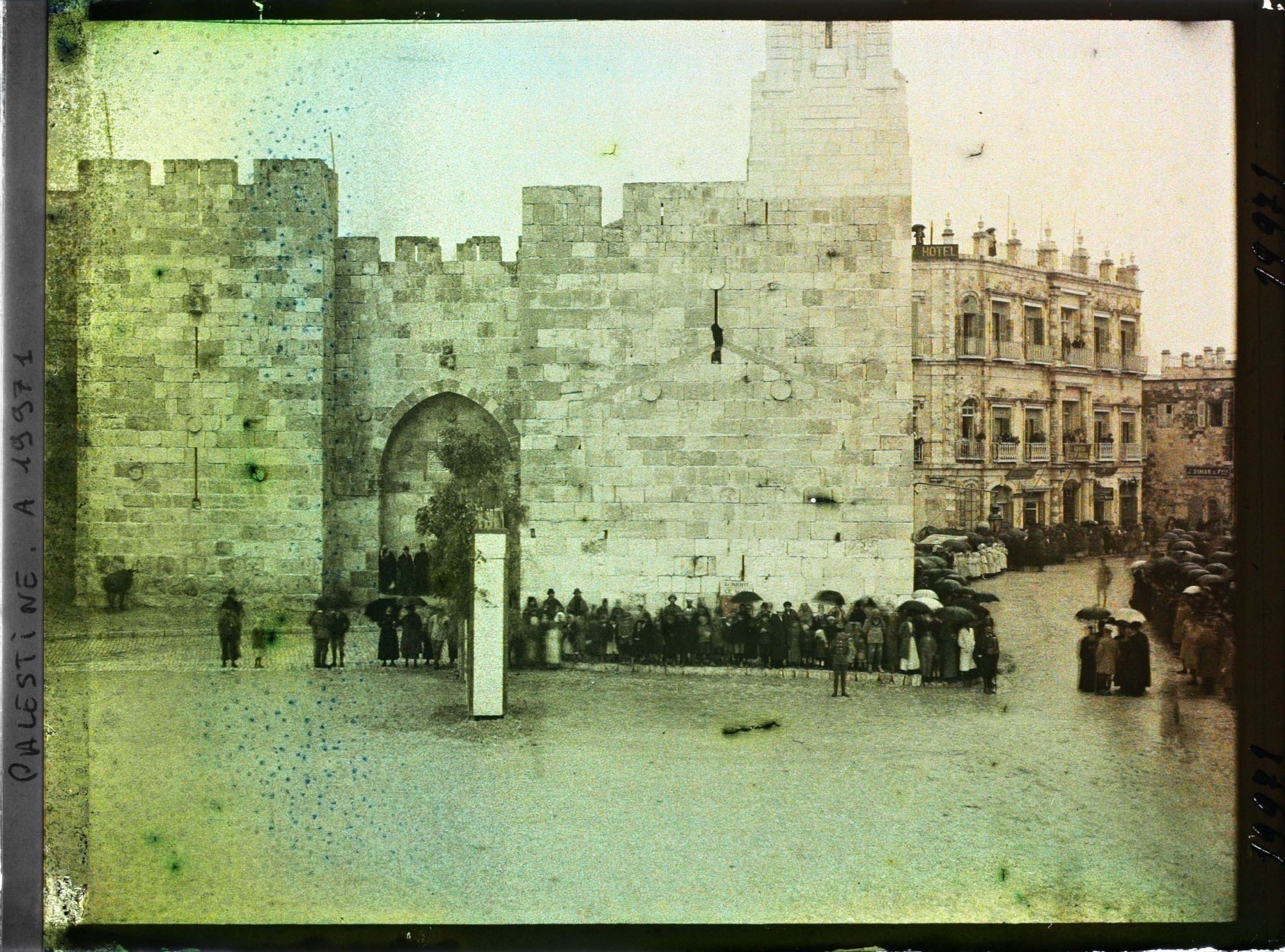 Image représentant Foule attendant l'arrivée du Cardinal Dubois près de la porte de Jaffa