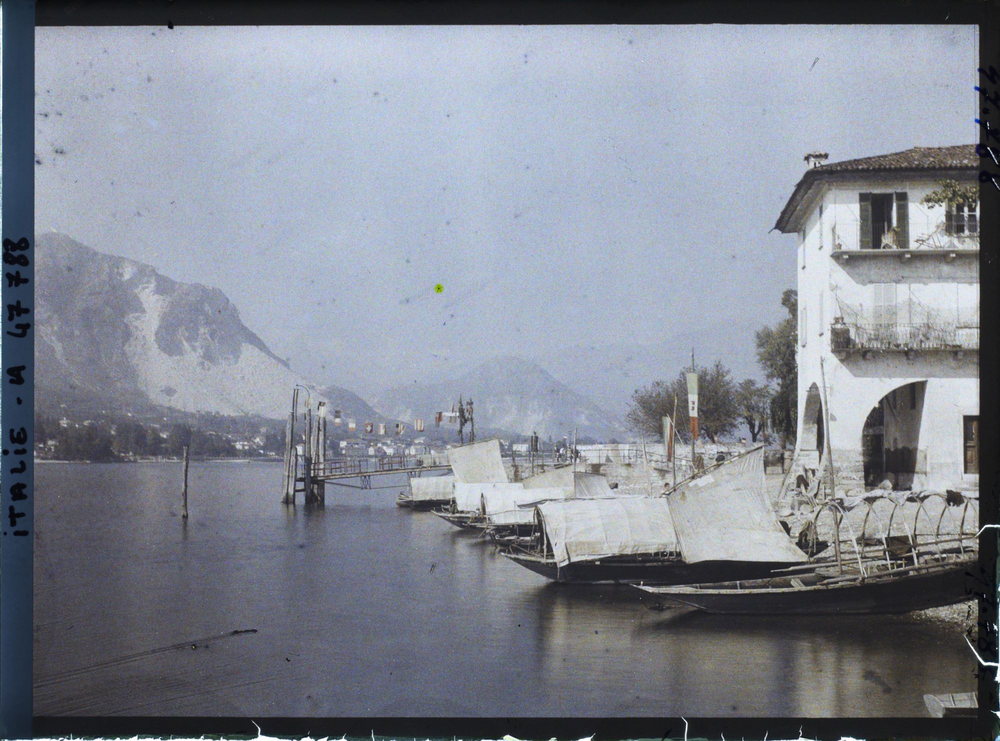 Image représentant Le port de l'île des pêcheurs (isola dei Pescatori)