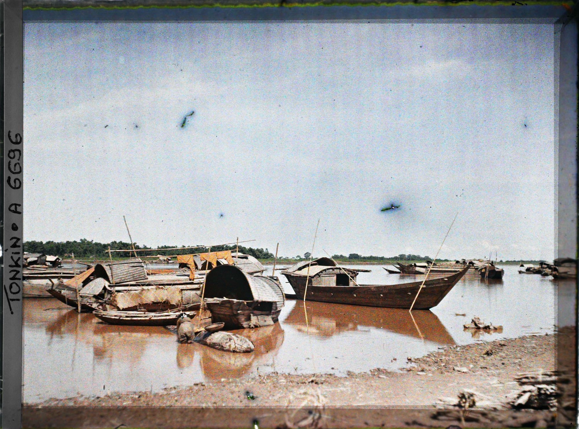 Image représentant Des maisons flottantes et des sampans au bord du Fleuve Rouge
