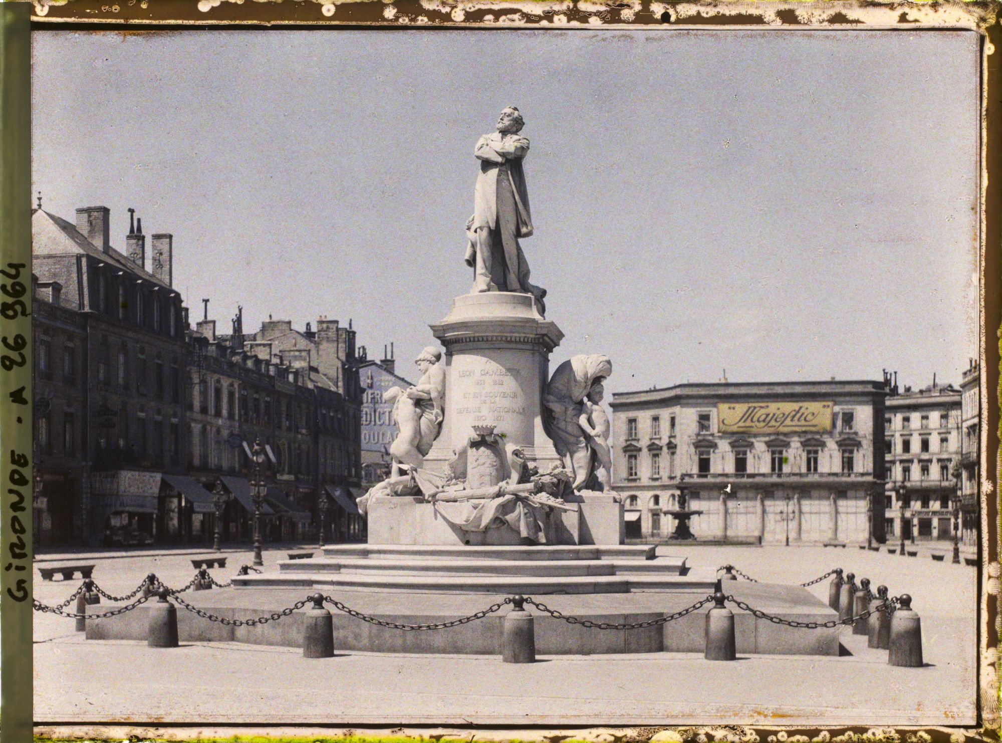 Image représentant La statue de Léon Gambetta et les allées de Tourny