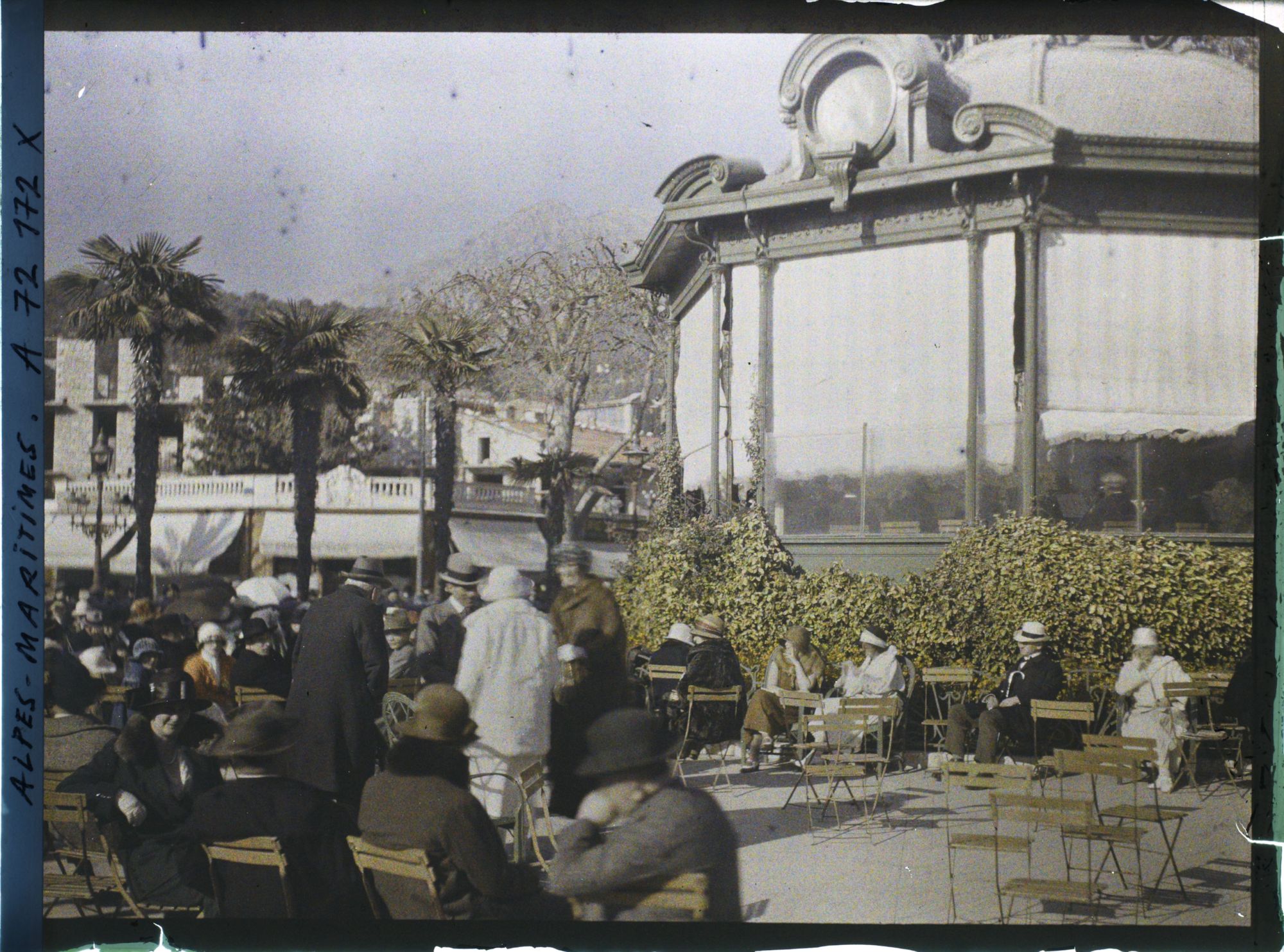 Image représentant Foule rassemblée autour du kiosque à musique du jardin public