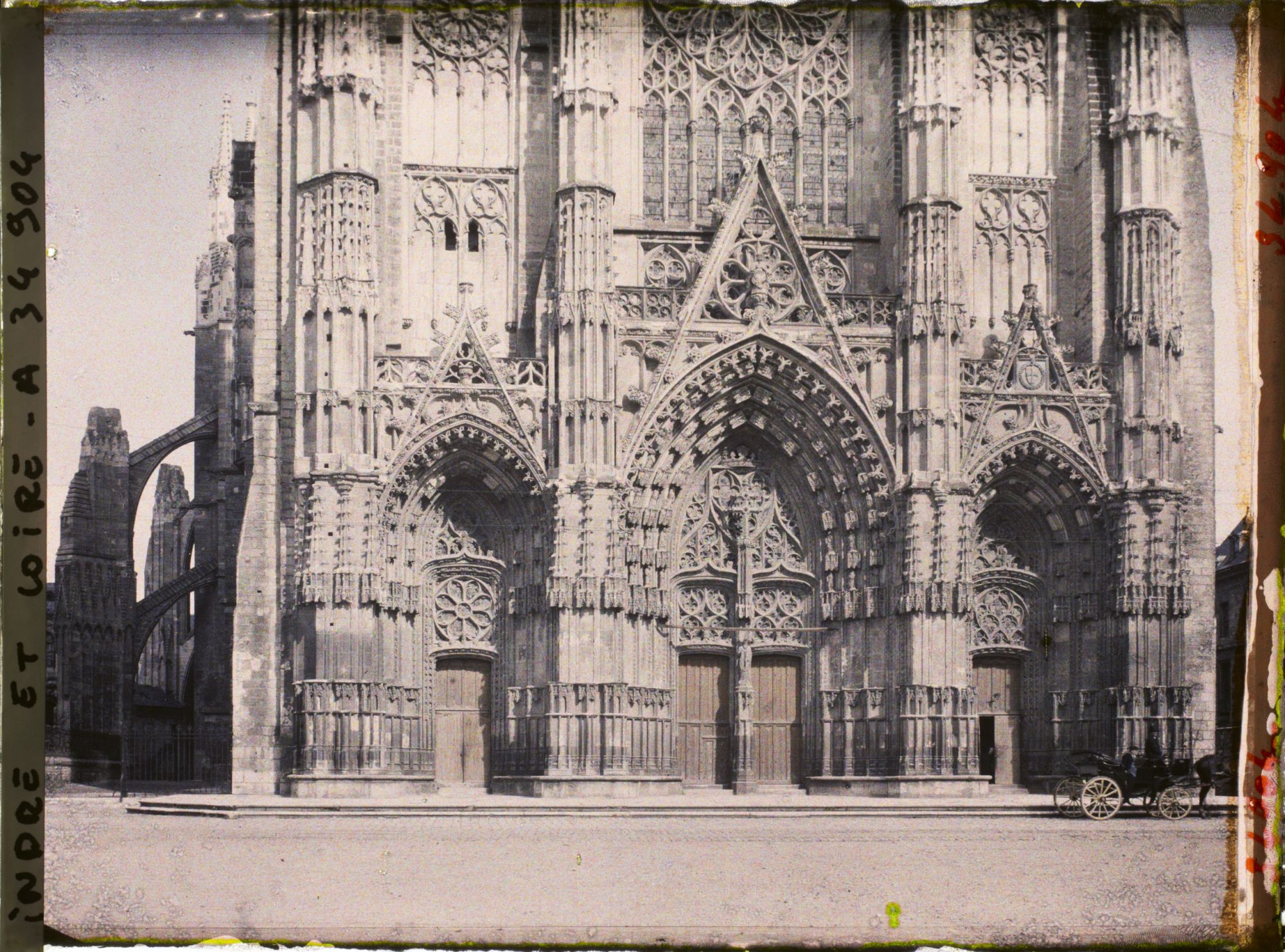 Image représentant La façade de la cathédrale, vue depuis la place