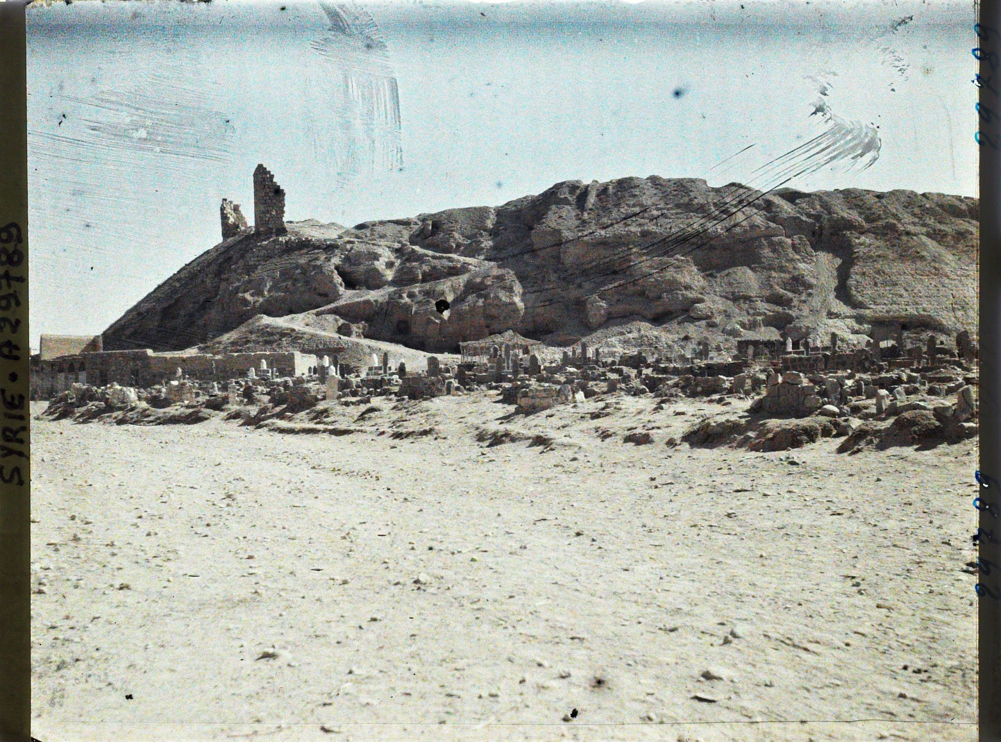 Image représentant Les cimetières musulmans au pied des ruines de la citadelle