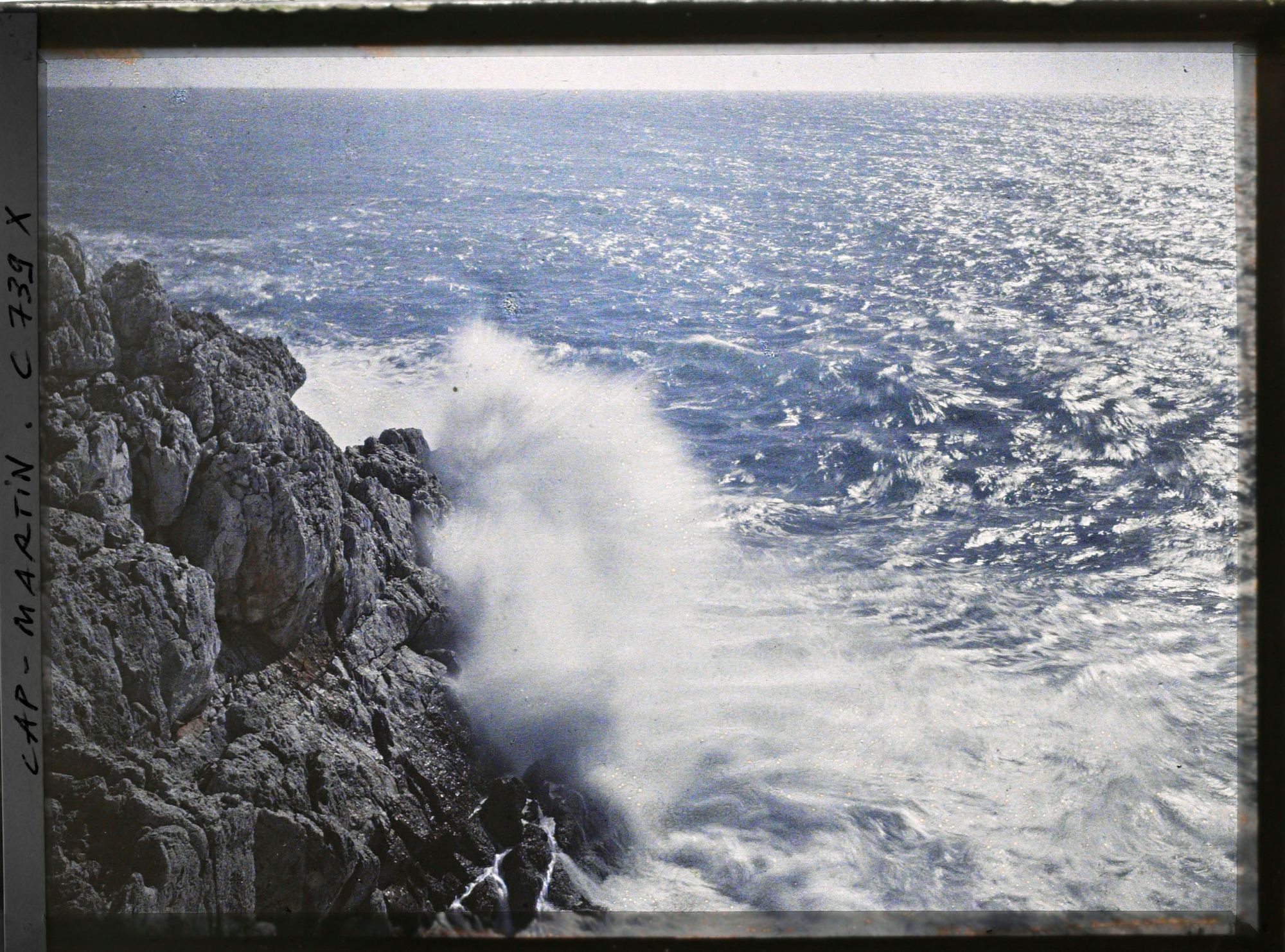 Image représentant Vague se fracassant sur un aplomb rocheux du cap Martin, vu en direction de l'est