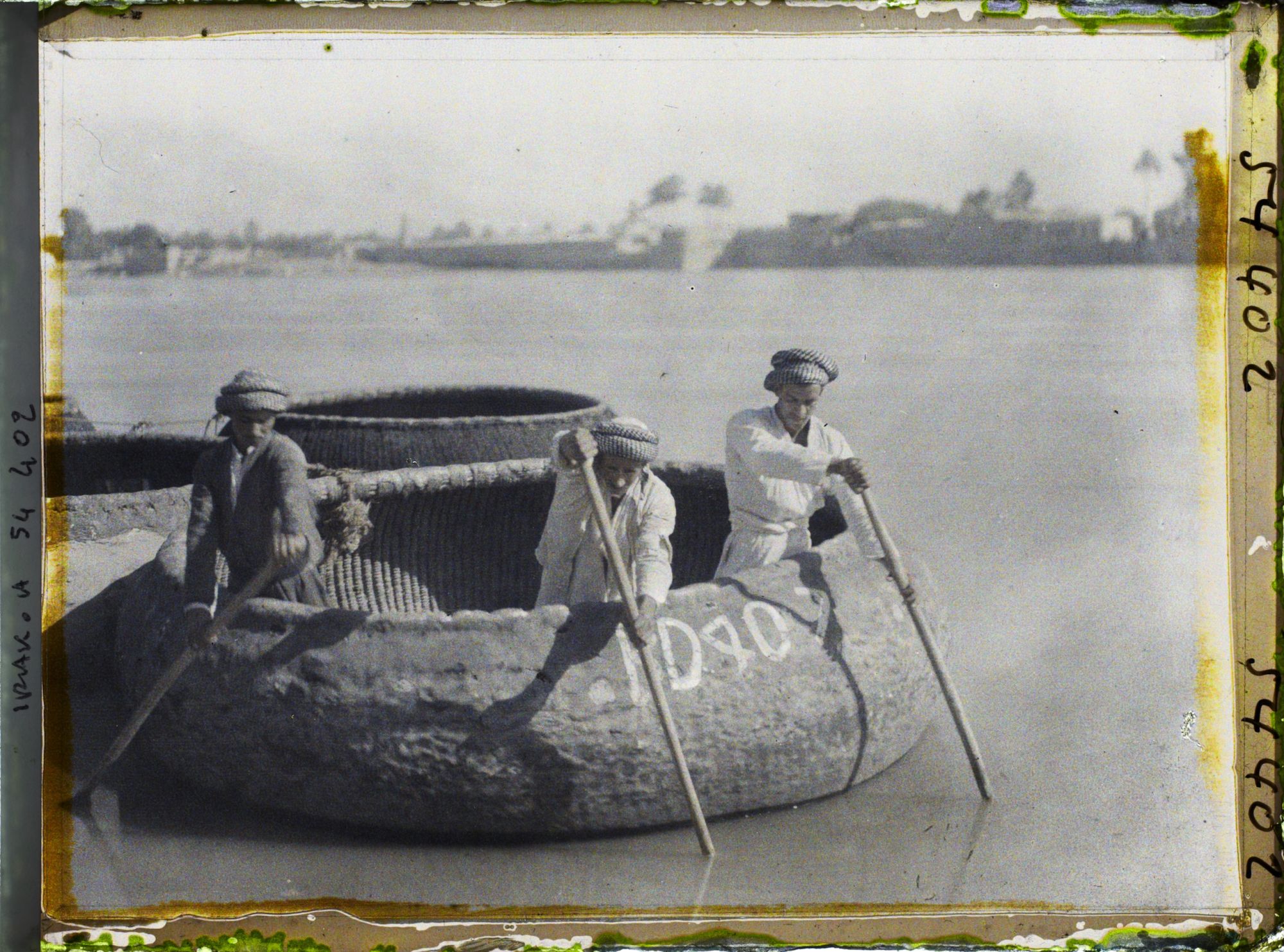Image représentant Hommes à bord d'un couffa sur le Tigre