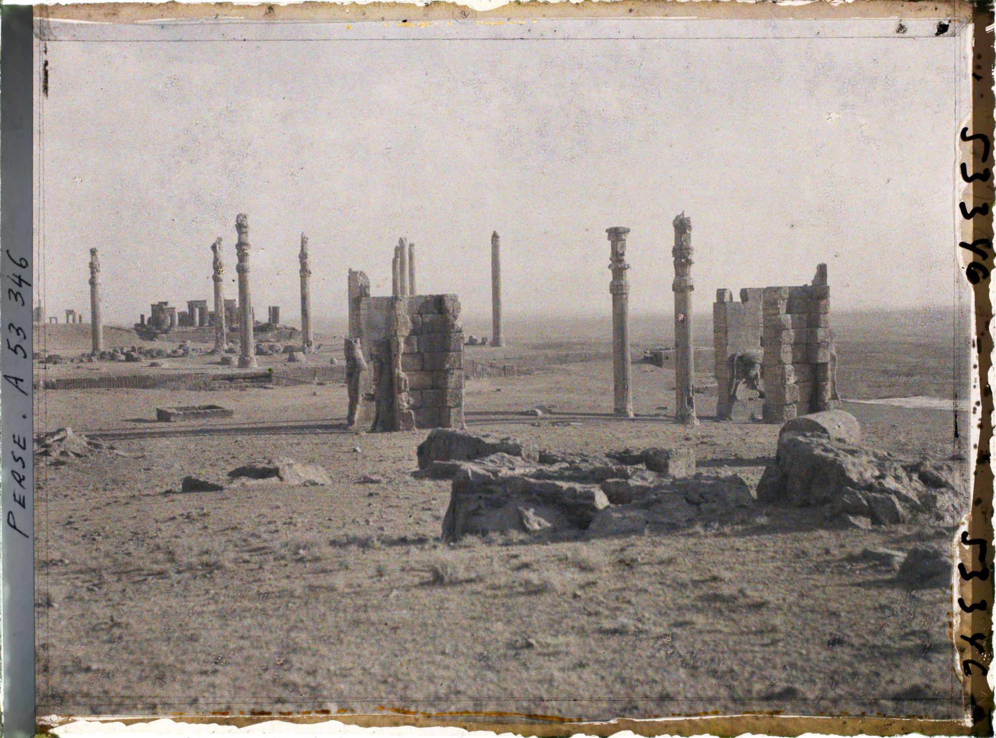 Image représentant Vue générale des ruines : la porte de Xerxès ou porte de toutes les Nations, l'Apadana puis le palais de Darius (hall d'audience et palais de Darius)