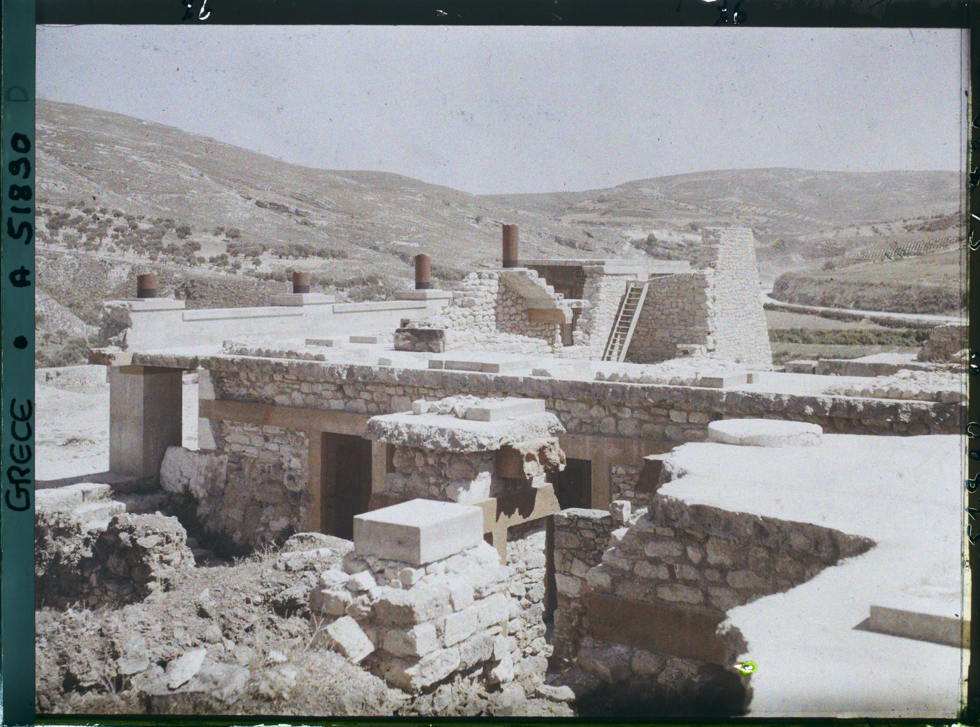 Image représentant Dans l'aile orientale du Palais, vers la cour du Megarons (appartements) du Roi