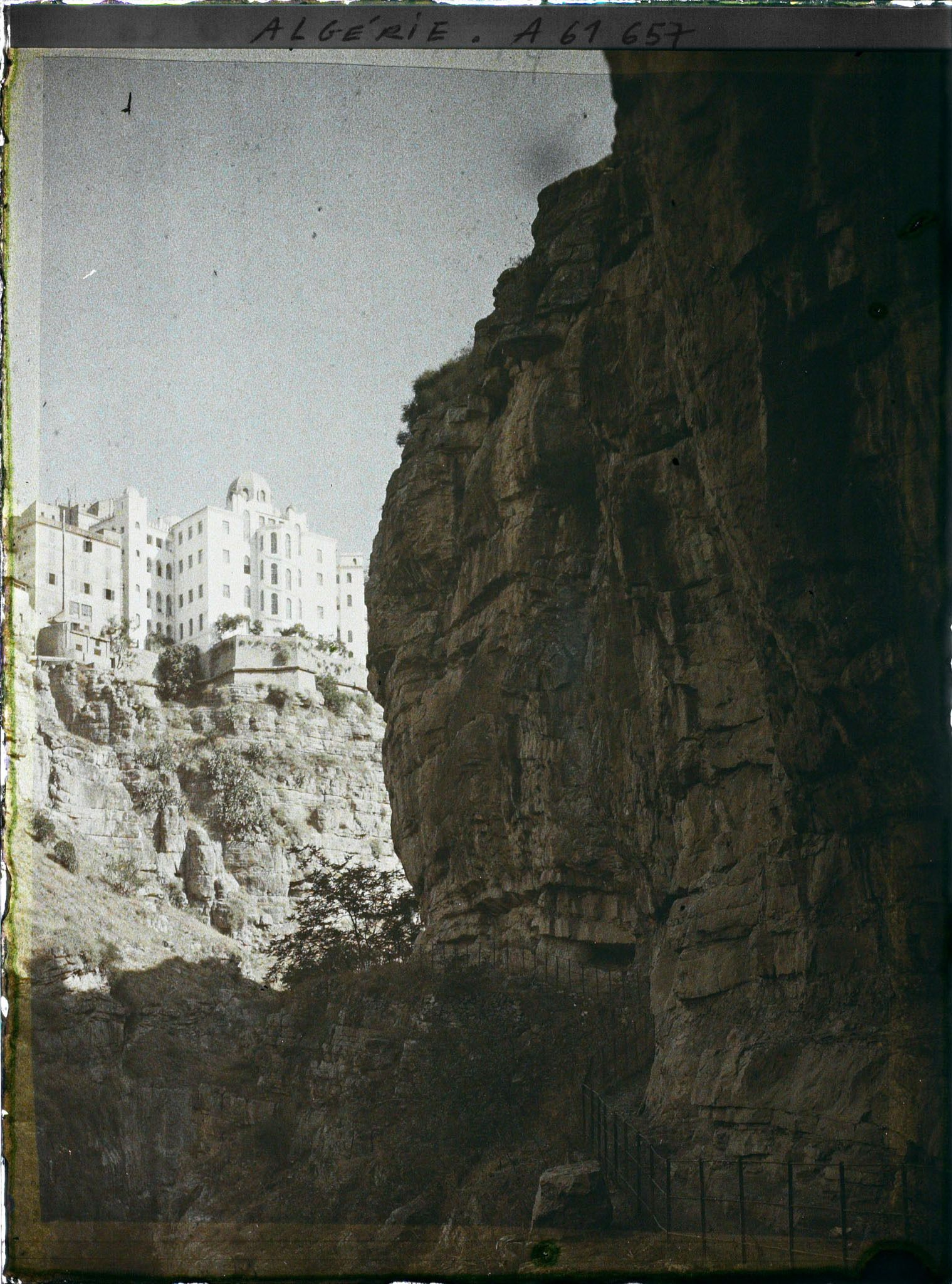 Image représentant Algérie, Constantine, Au fond des gorges, Vue vers la Medersa