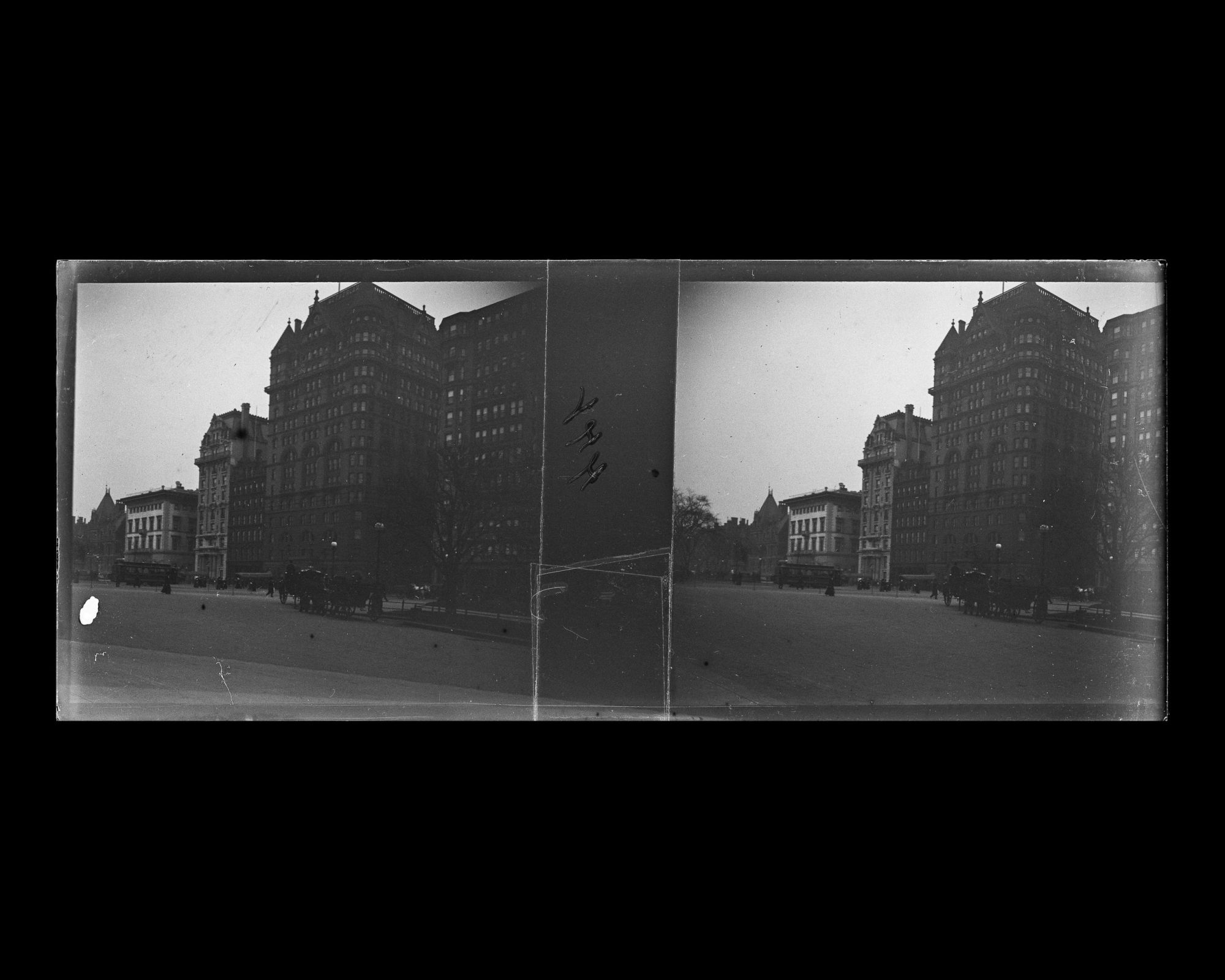 Image représentant Grand Army Plaza et les immeubles construits sur la 5ème Avenue