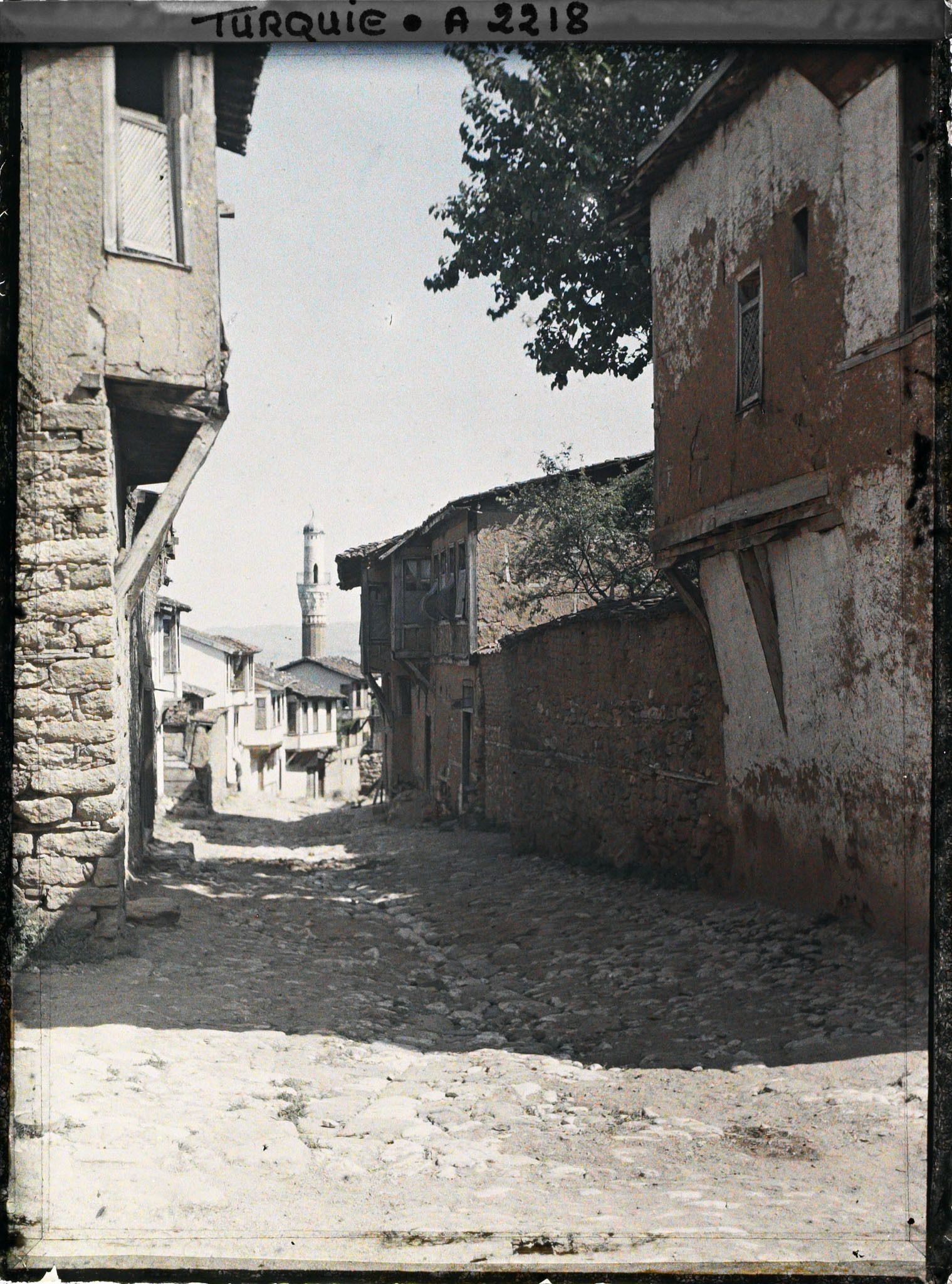 Image représentant Une rue pavée ; au fond, un minaret