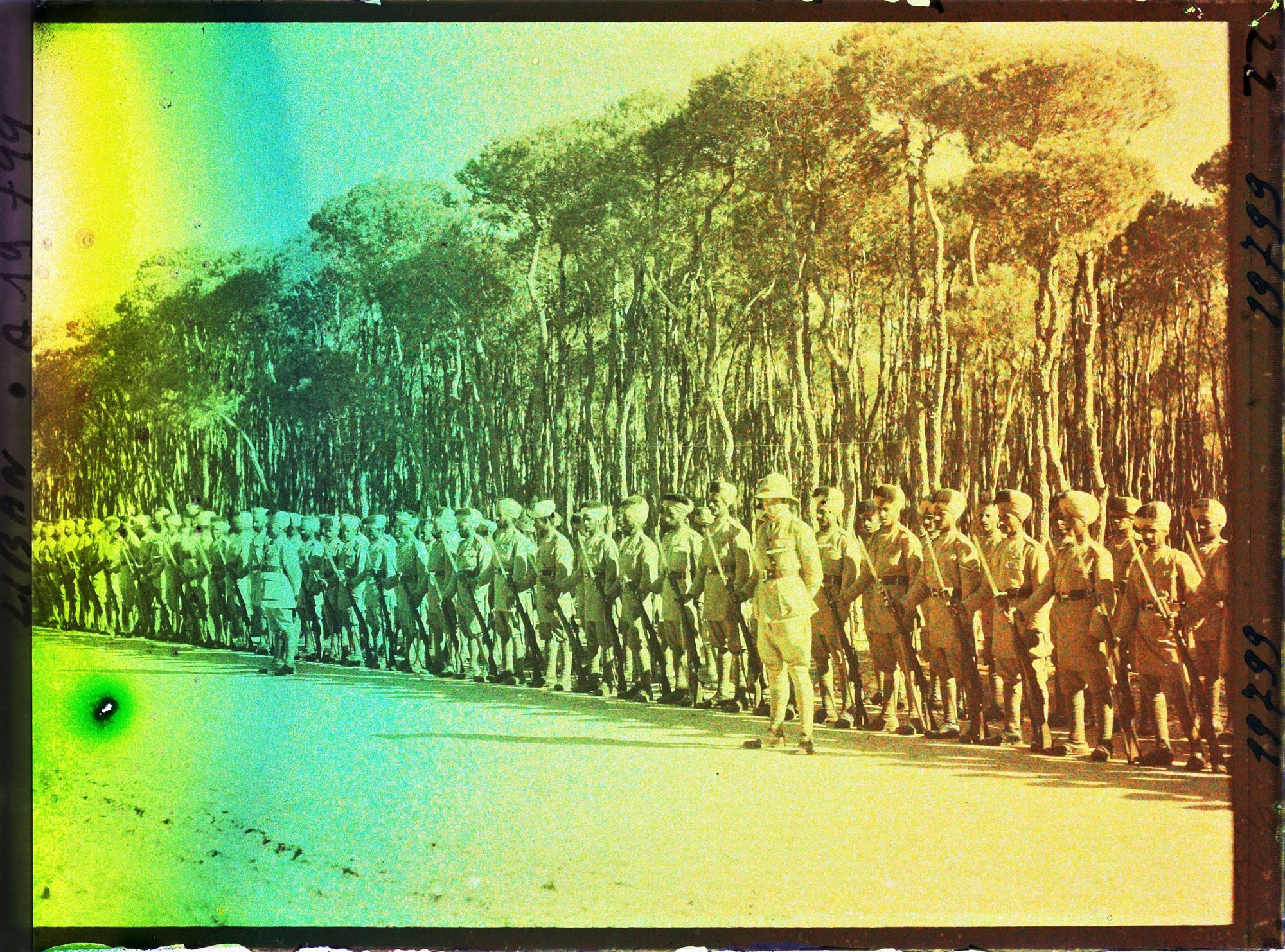 Image représentant Troupes indiennes de l'armée britannique alliée passées en revue dans le bois des Pins par le général Gouraud, haut-commissaire de la République française