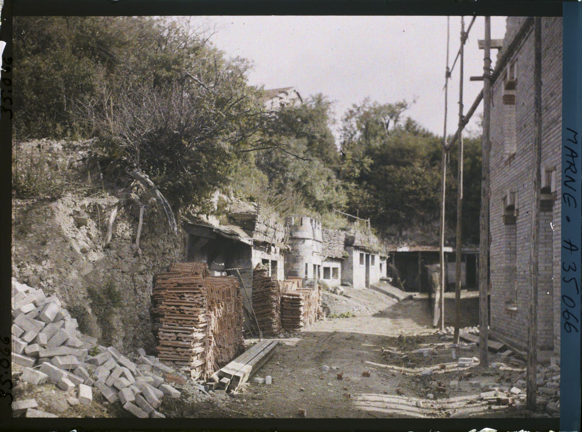 Image représentant France, St Thomas (Marne), Reconstructions et Ancien abri représentant en Château fort