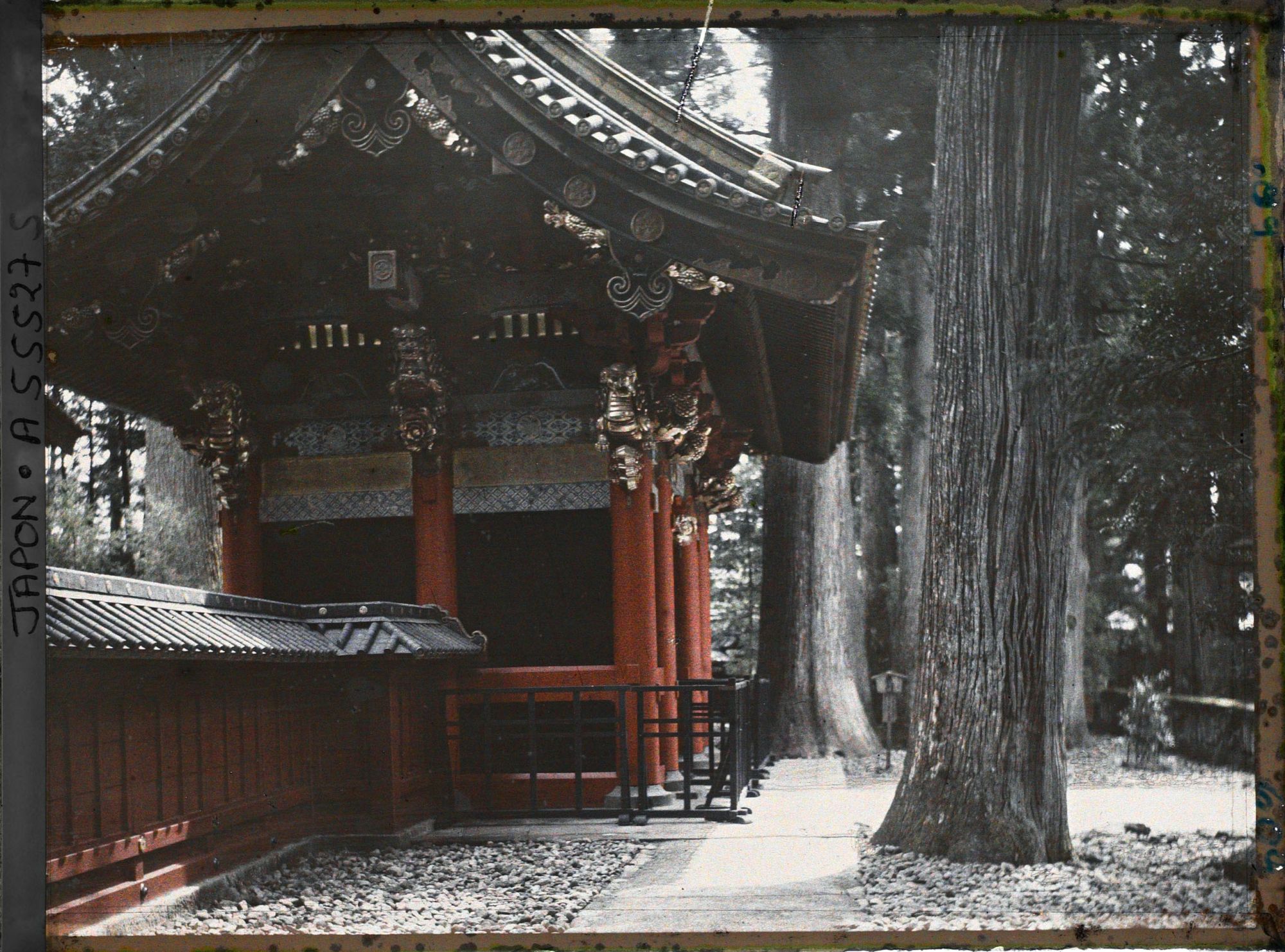 Image représentant Entrée du sanctuaire Tôshôgû : Porte Omote-mon (ou Niômon), vue de profil