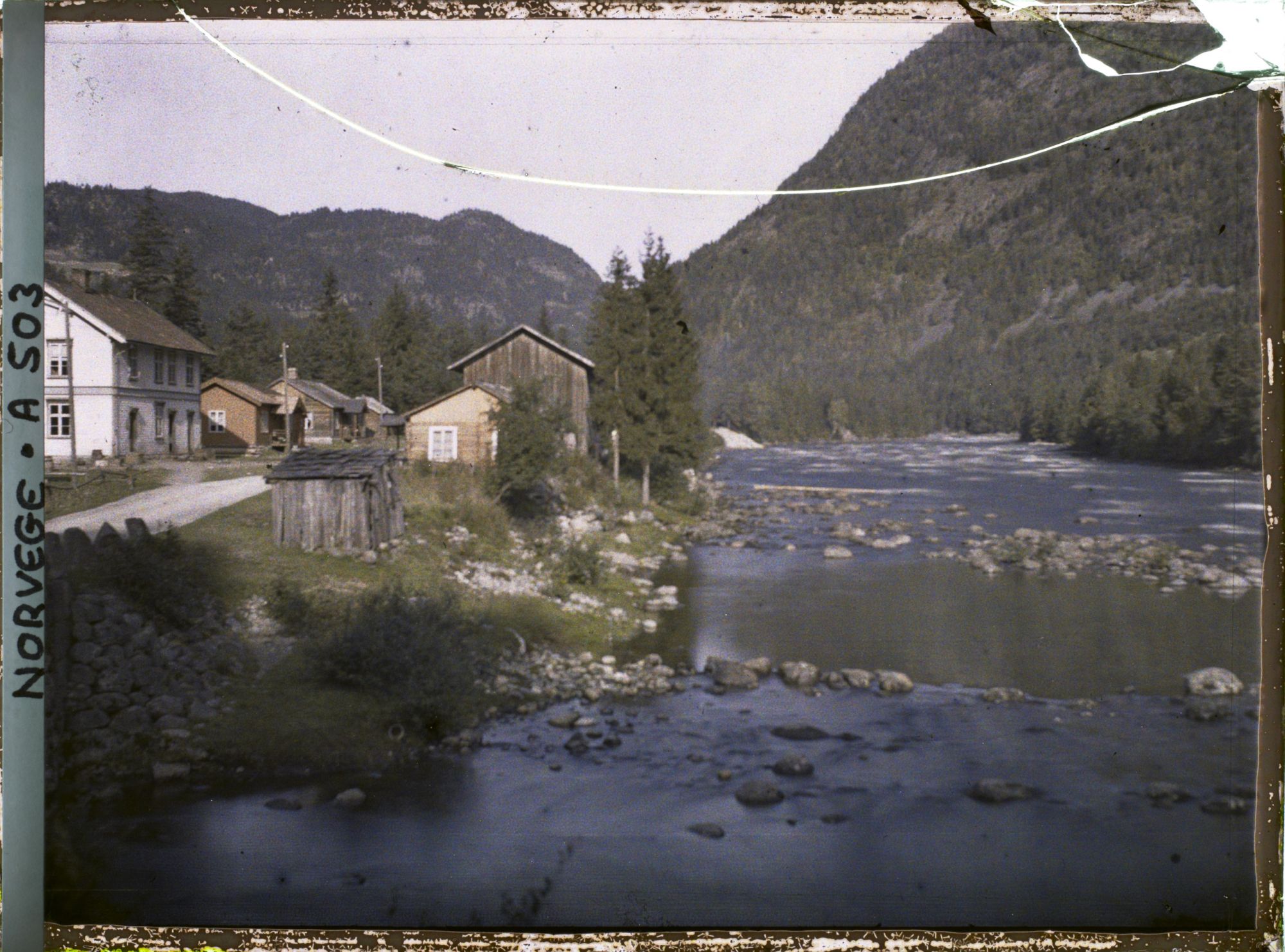 Image représentant habitations au bord d'un cours d'eau