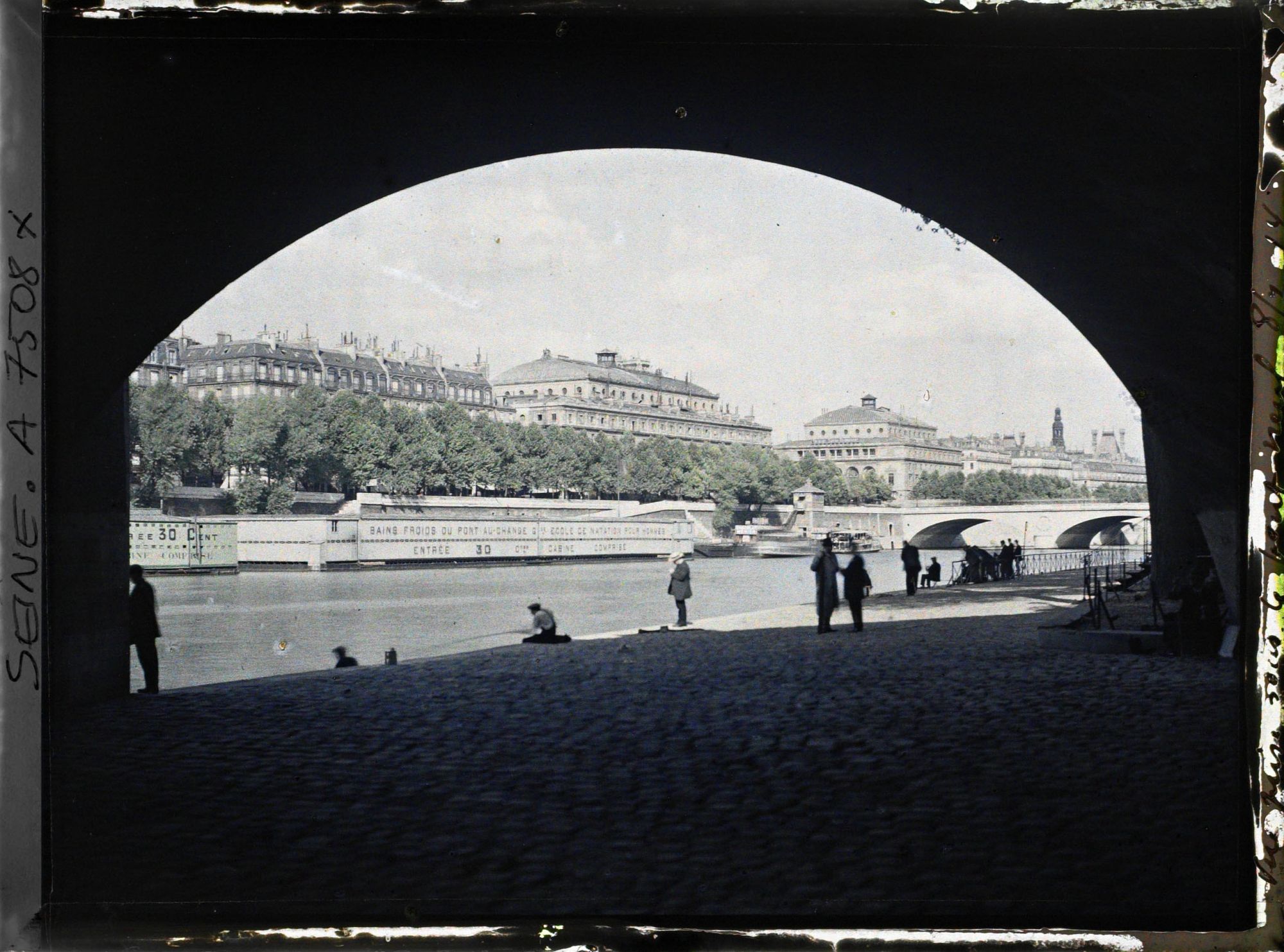 Image représentant Sous le Pont-Neuf quai de l'Horloge, vue sur le quai de la Mégisserie