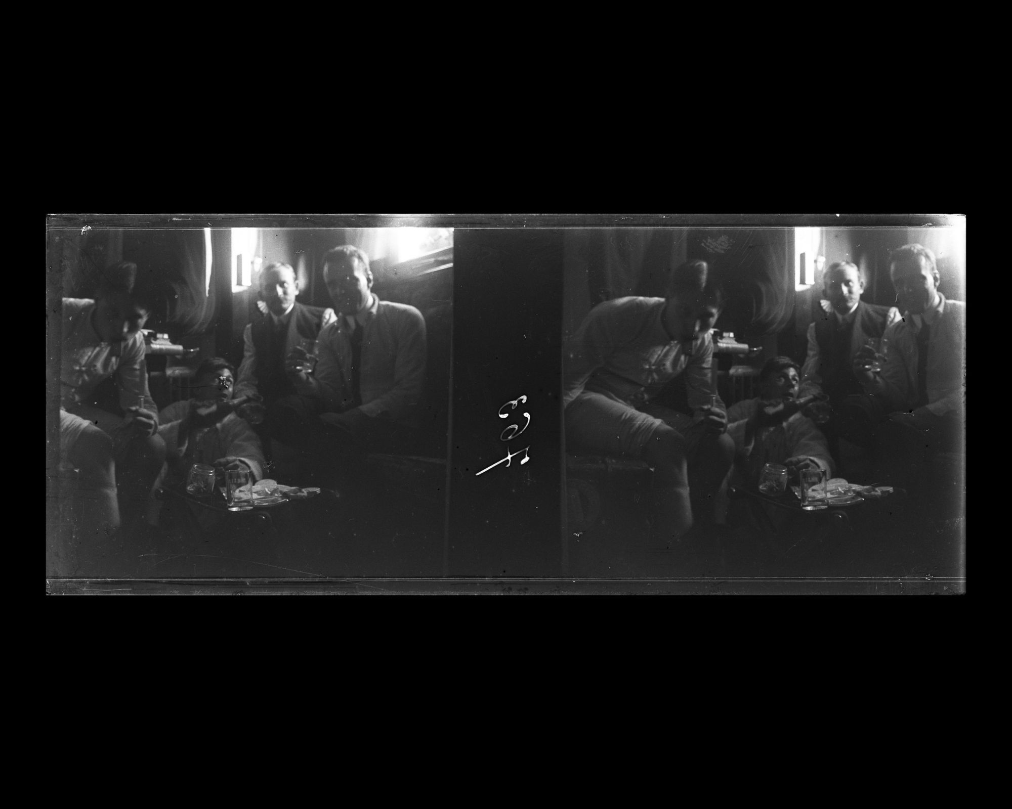 Image représentant Maurice Levy (?) levant son verre en compagnie de passagers