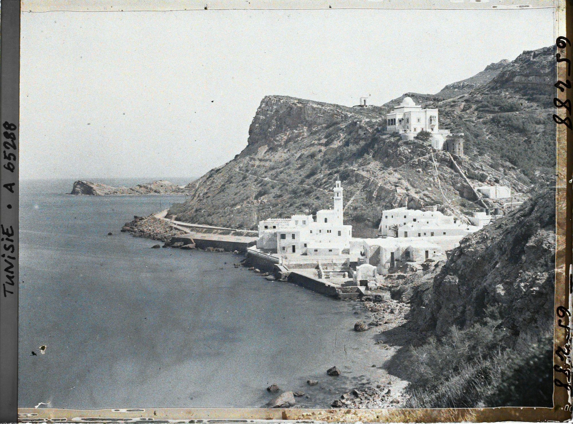 Image représentant Vue panoramique sur les falaises, les établissements thermaux et hôteliers
