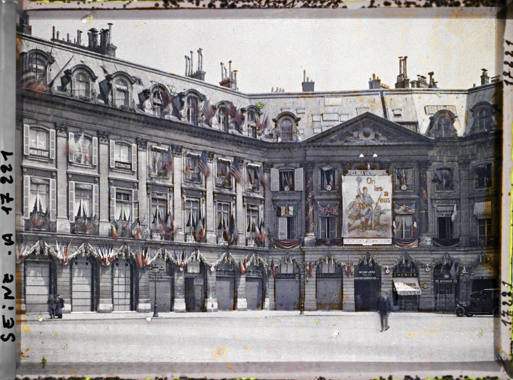 Image représentant La place Vendôme décorée des drapeaux alliés pour les fêtes de la Victoire des 13 et 14 juillet 1919