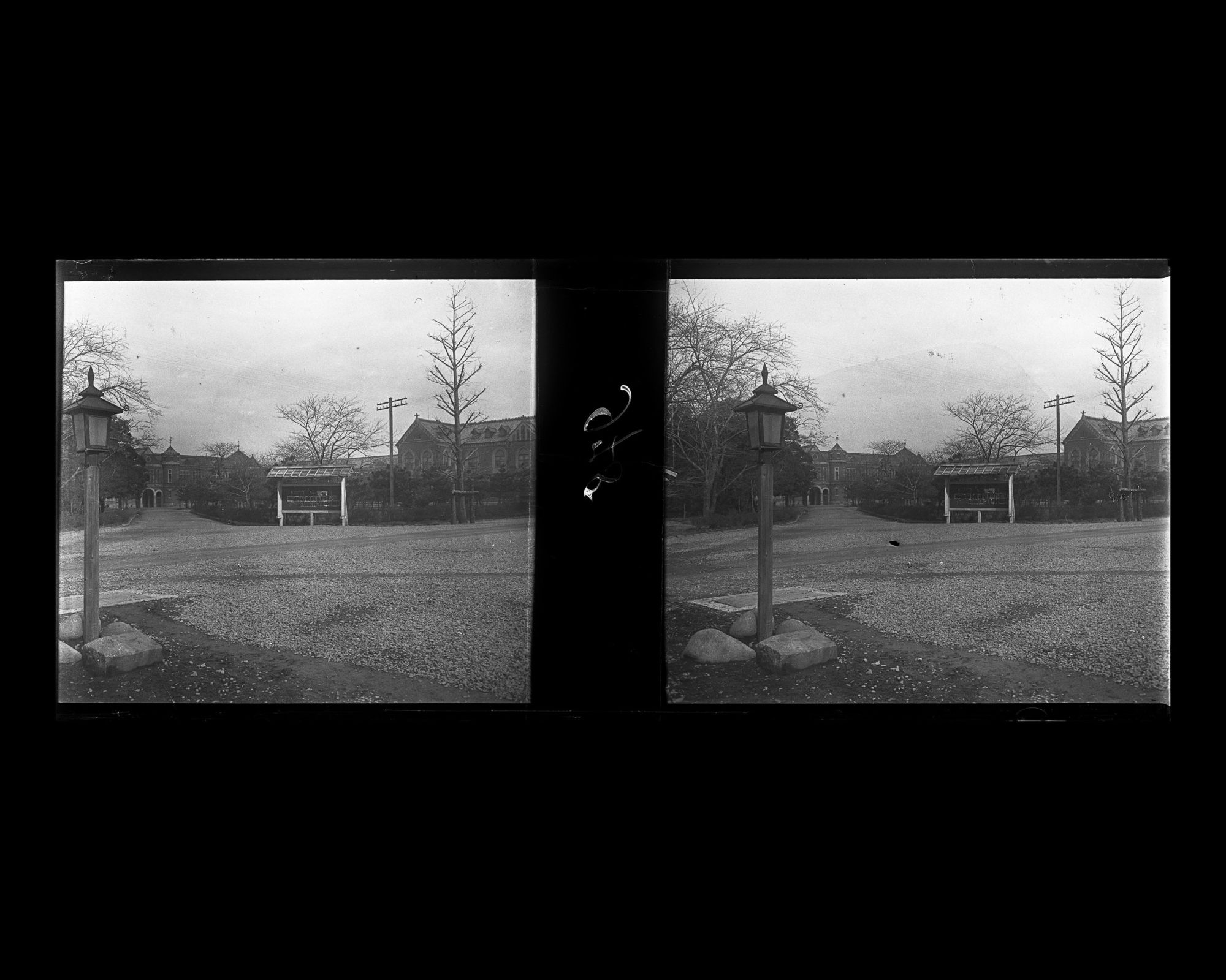 Image représentant A l'entrée de l'Université impériale de Tokyo