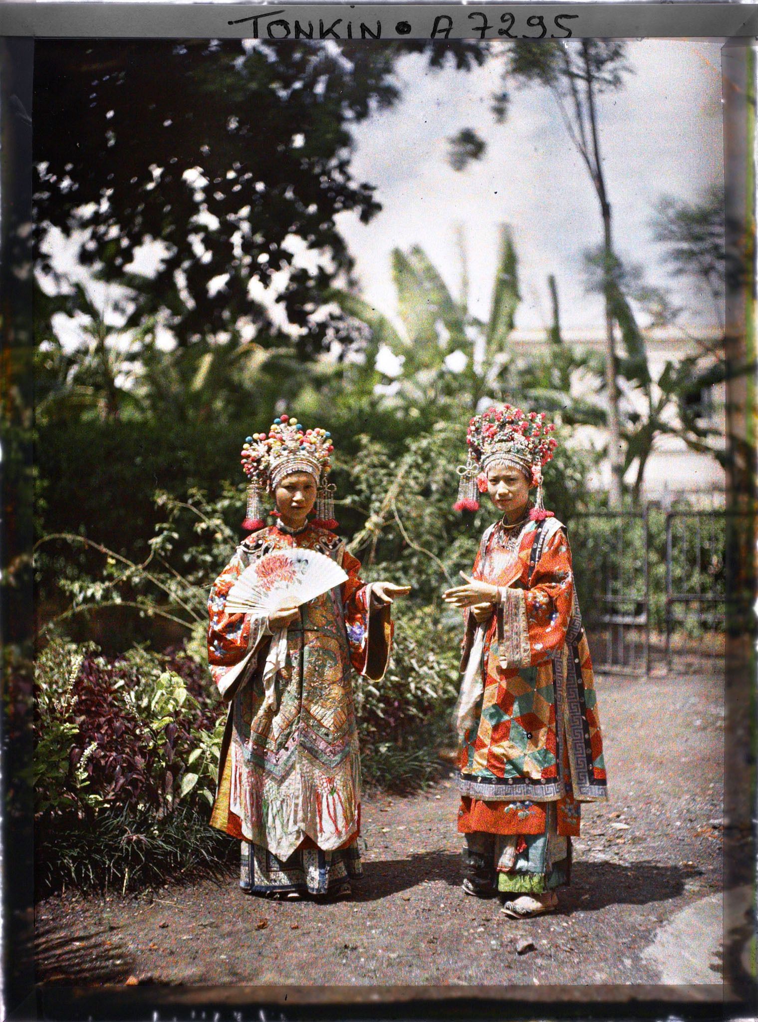 Image représentant Deux actrices du Théâtre Saïgonnais, en costume de scène, dans un jardin
