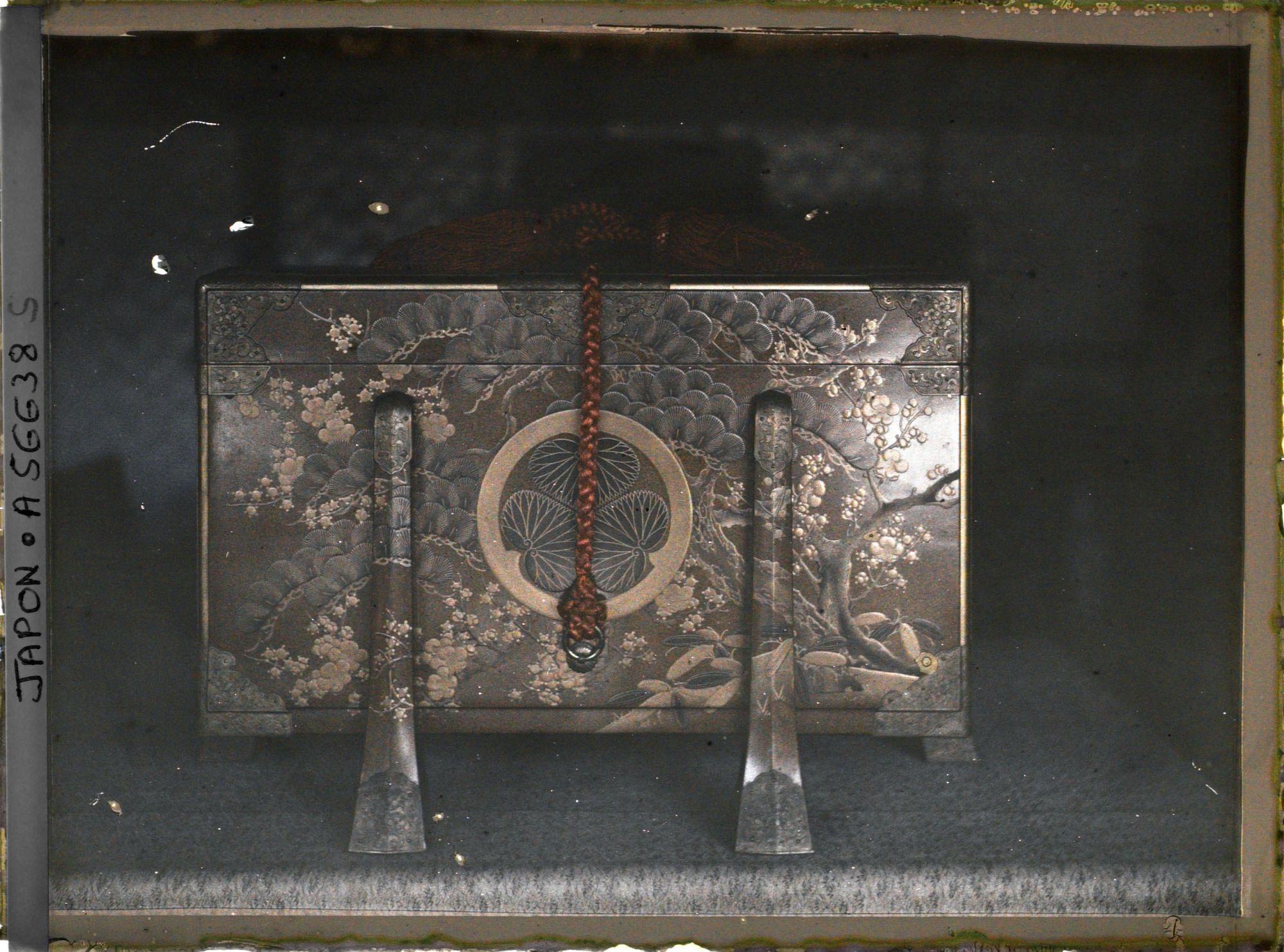 Image représentant Coffre ancien portant le blason de la famille Tokugawa (trois feuilles d'asarum inscrites dans un cercle)