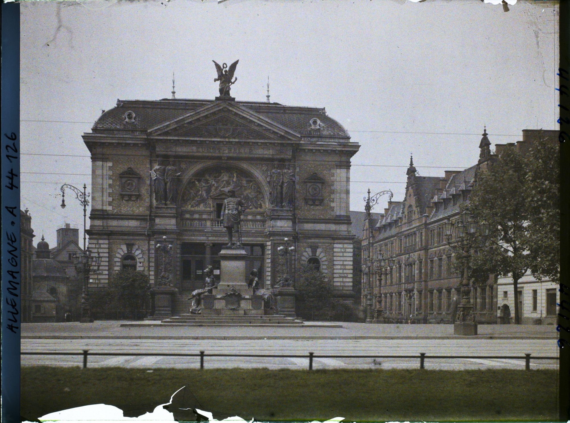 Image représentant Allemagne, Düsseldorf, Kunsthalle et Statue de Bismarck