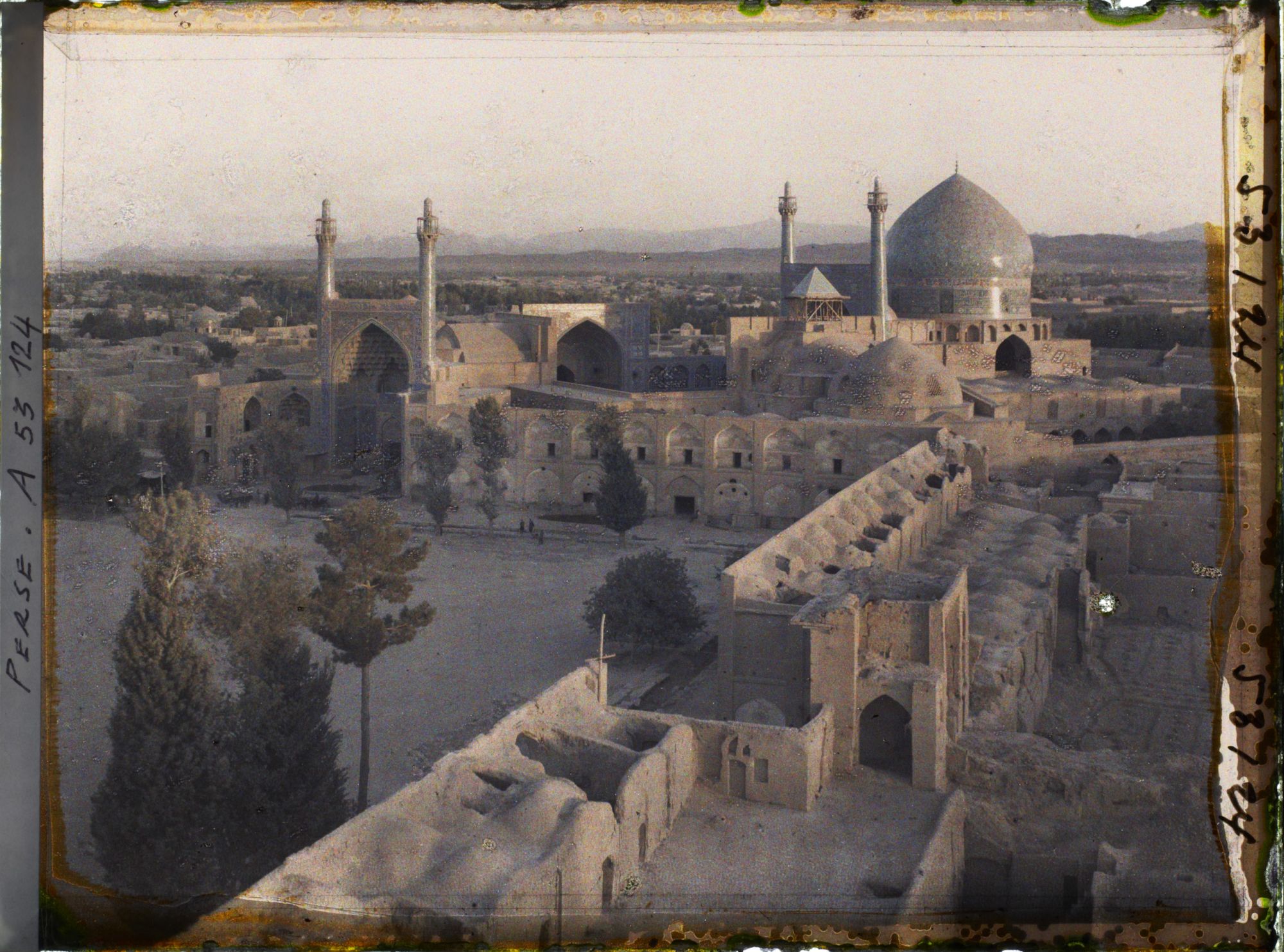 Image représentant La Masjid-i-Chah (mosquée du Chah), côté sud de la Meydan-i-Chah, au crépuscule " 17h 50 "
