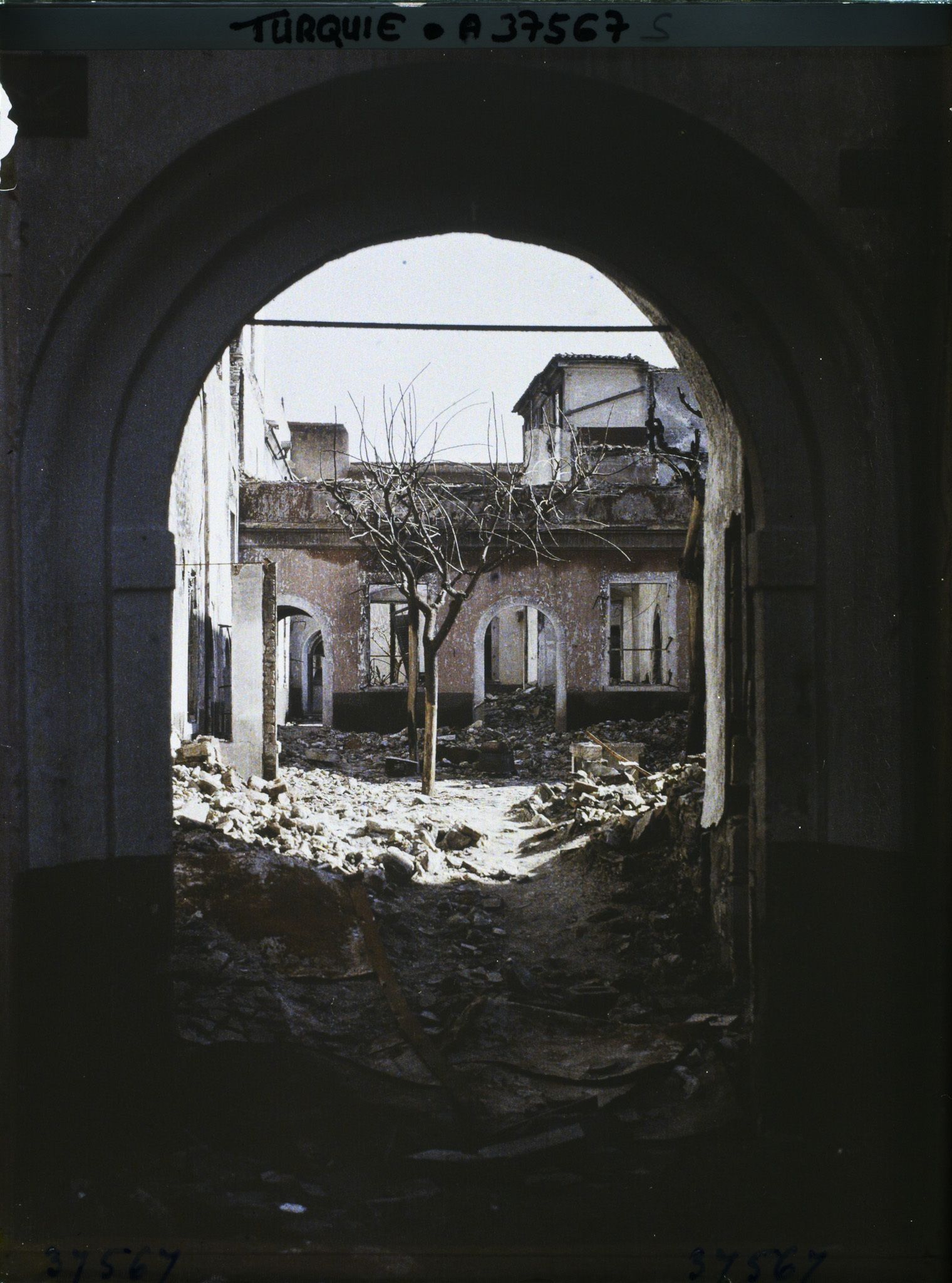 Image représentant Turquie, Smyrne, Ruines de la Maison de la Providence (Quartier Arménien et Grec)