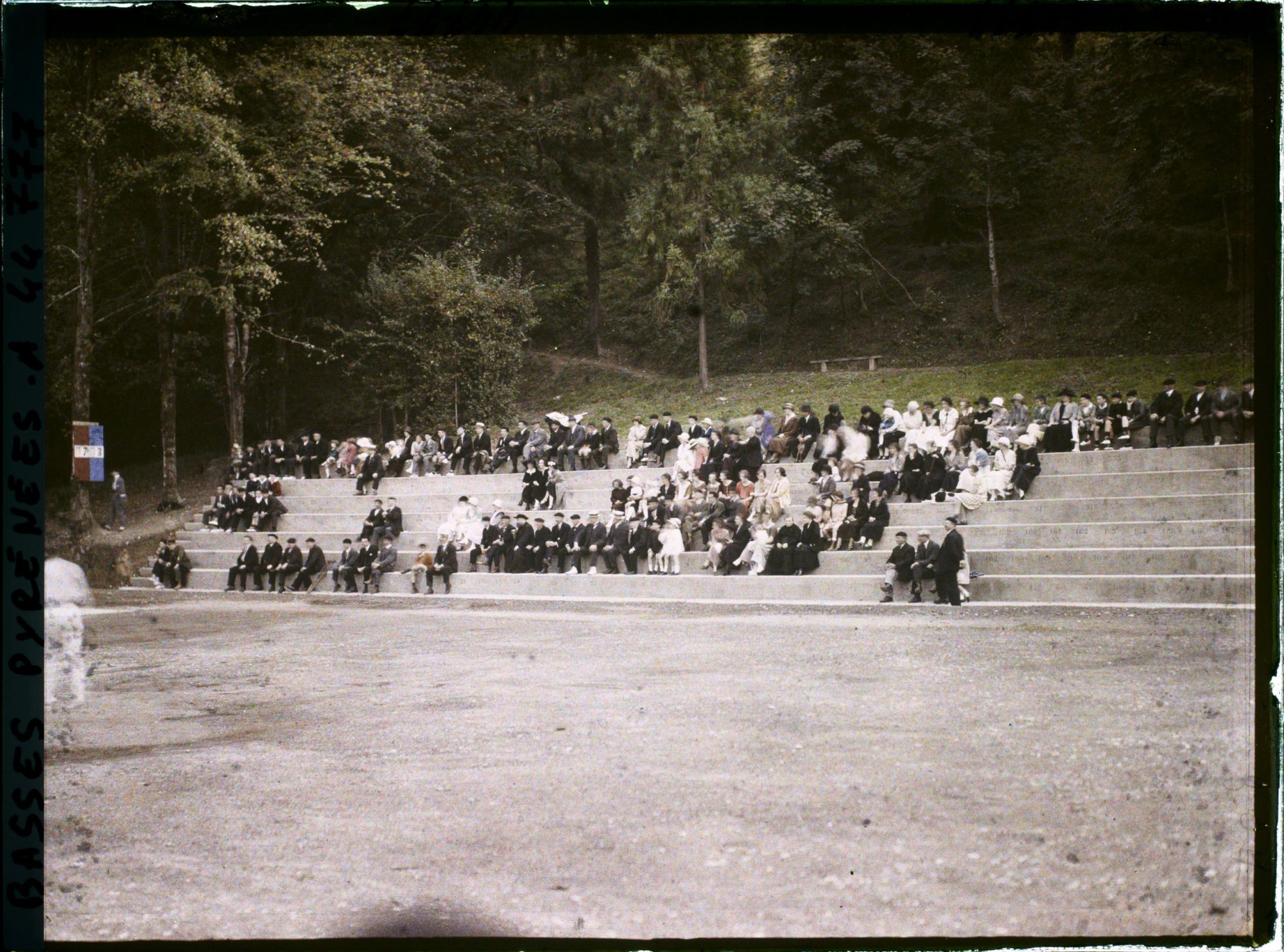 Image représentant France , Tardets, Les tribunes pendant la partie de pelote