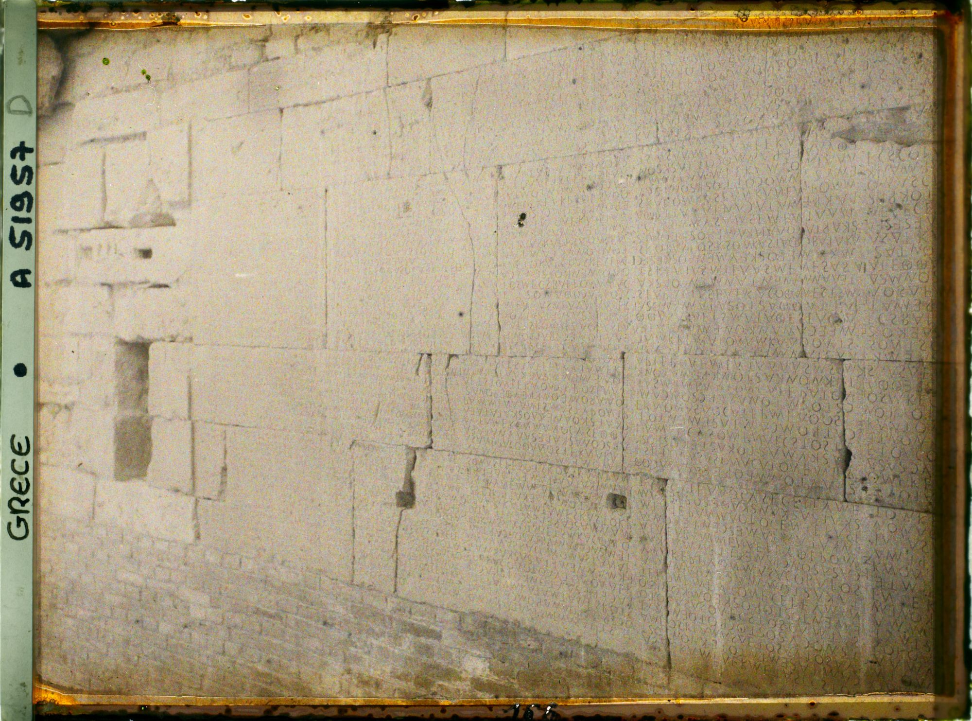 Image représentant Les lois de Gortyne (Ve s av. J.C) gravées sur des ruines de l'Odéon romain