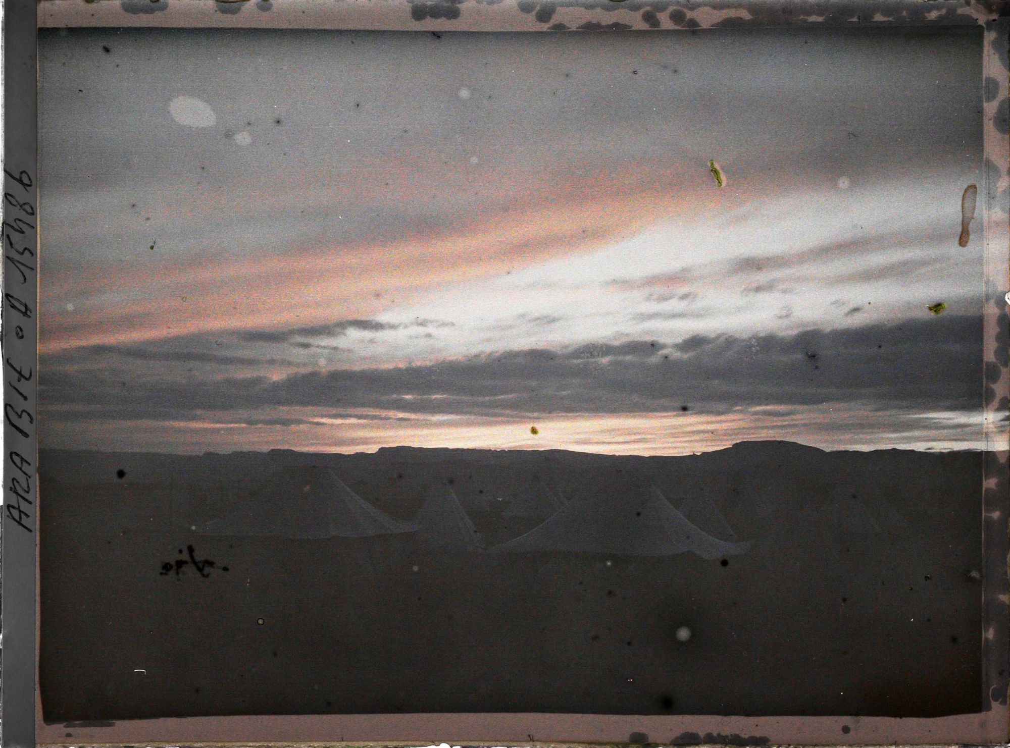 Image représentant Les tentes d'un camp au crépuscule