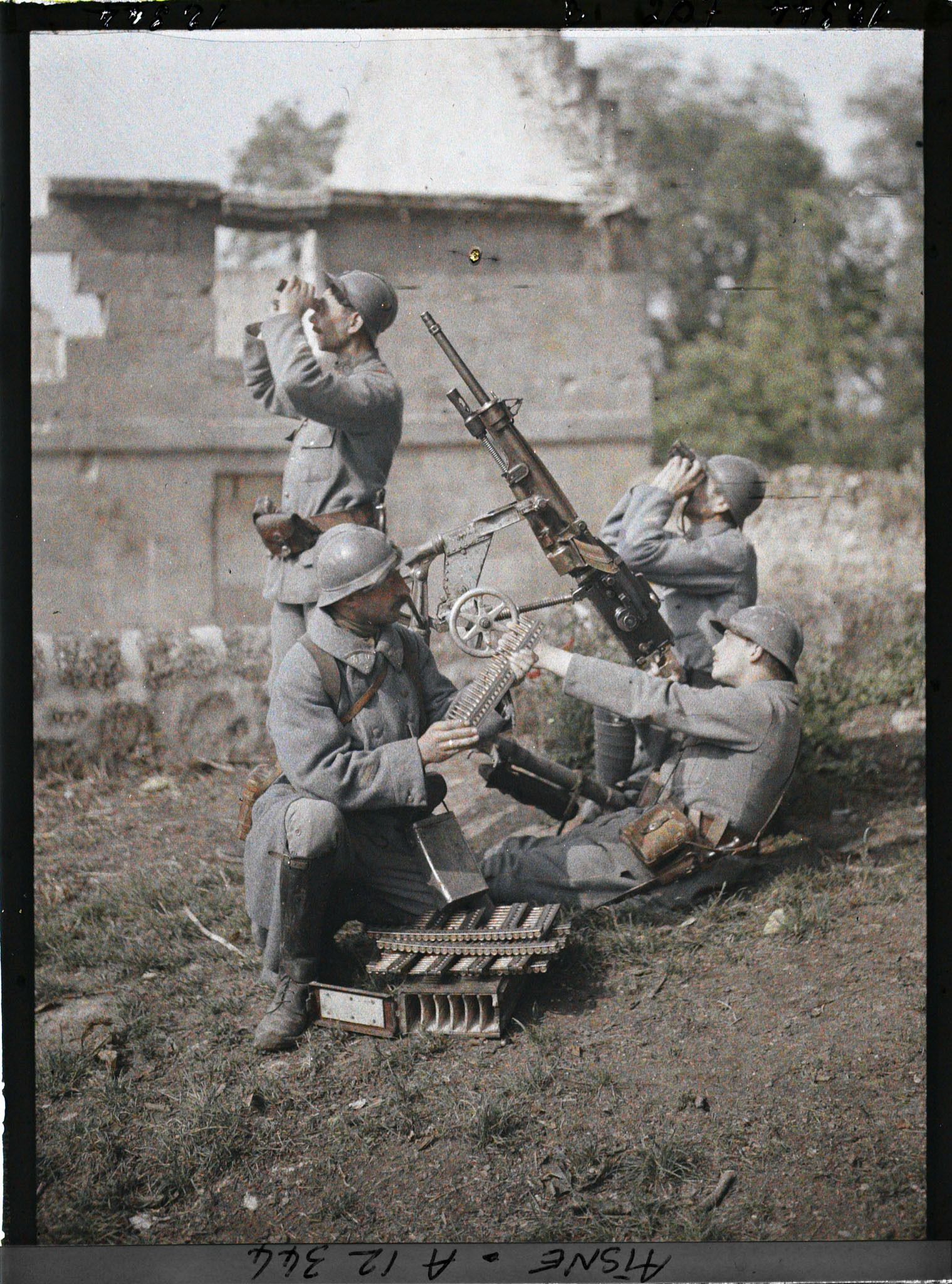 Image représentant Quatre soldats d'une section de mitrailleurs en situation de tir avec une mitrailleuse de type Saint-Etienne