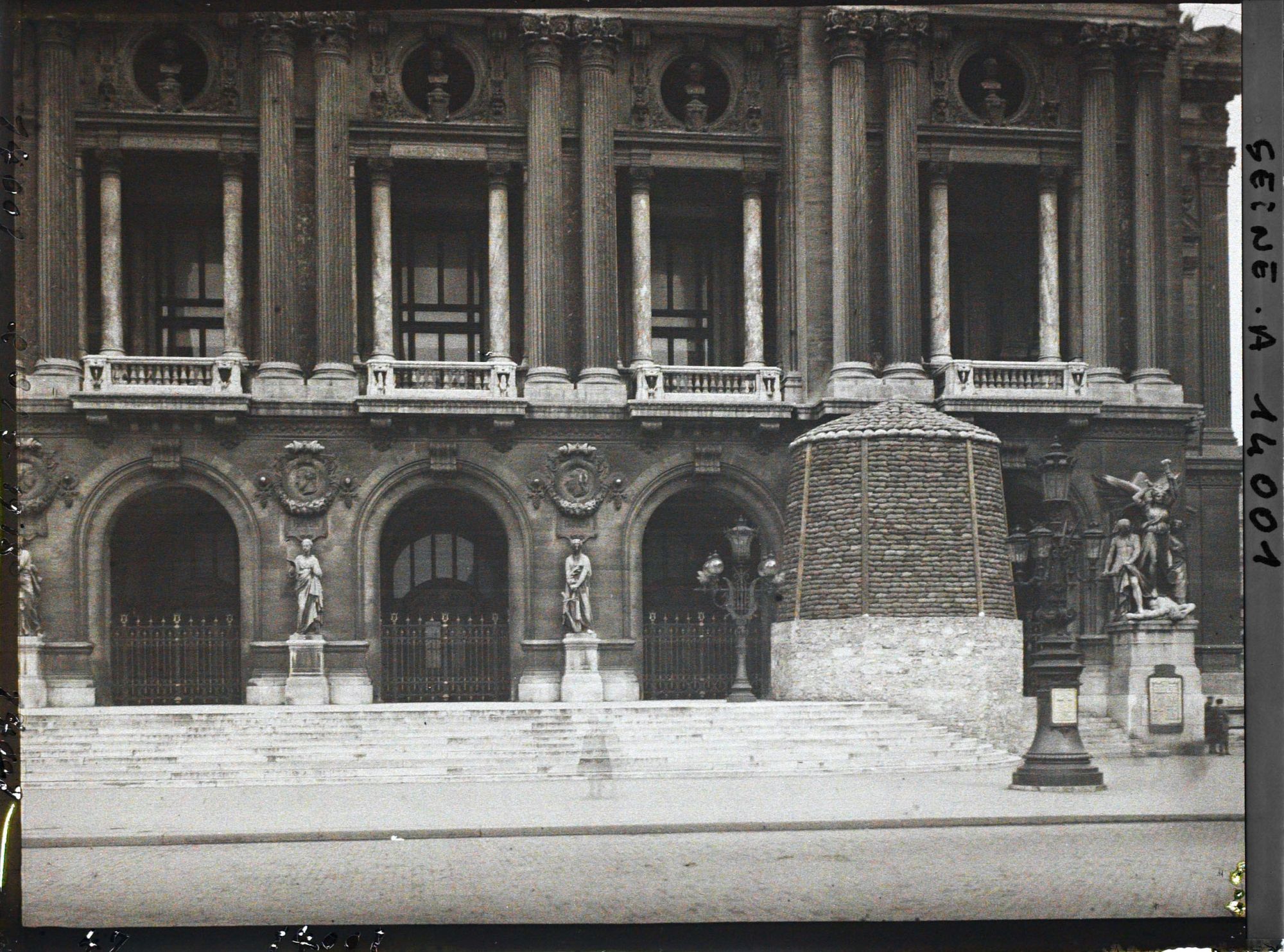 Image représentant Statue de La Danse protégée contre les bombardements, façade de l'Opéra Garnier