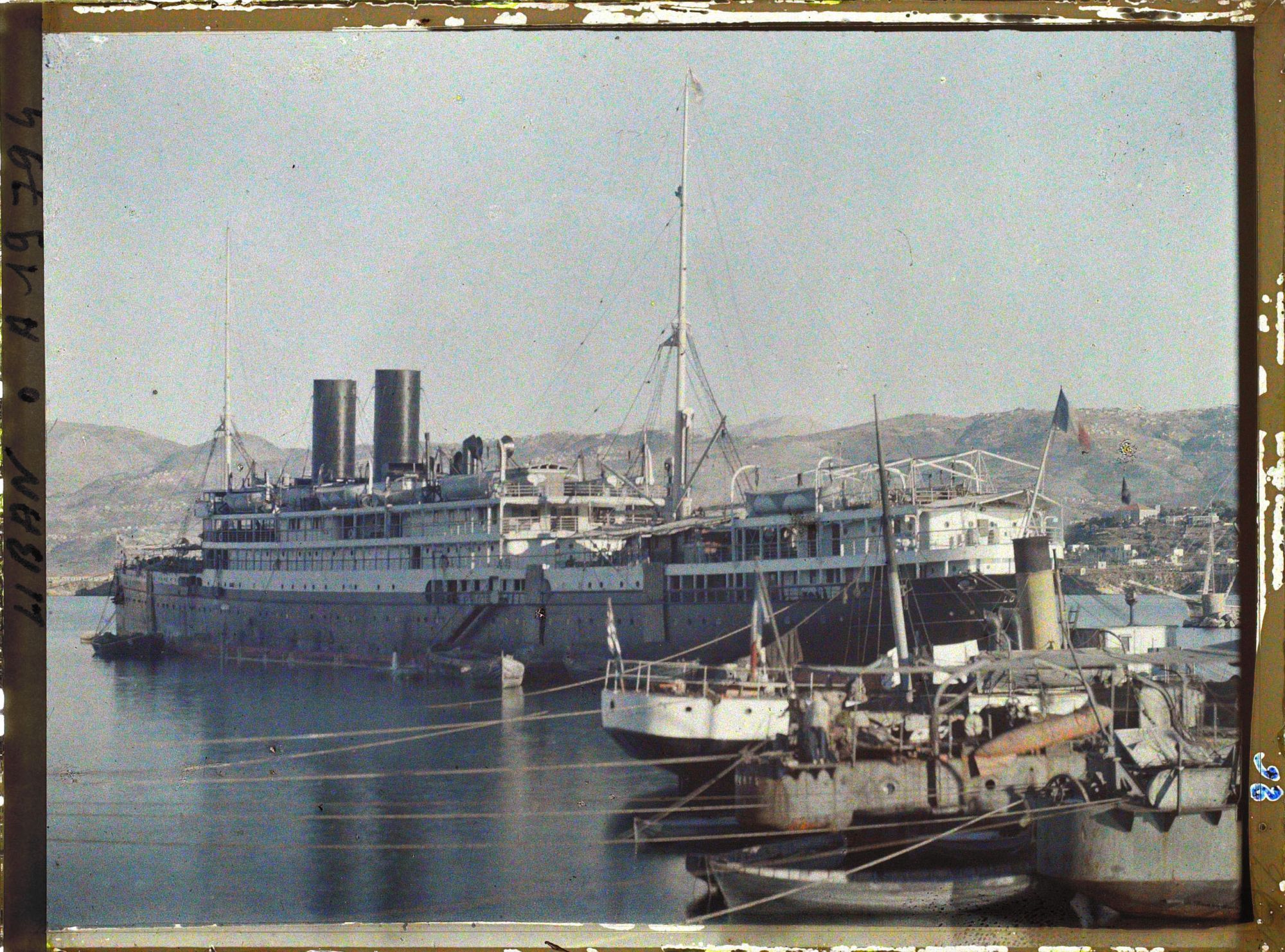 Image représentant Le " Lotus ", courrier français, au port