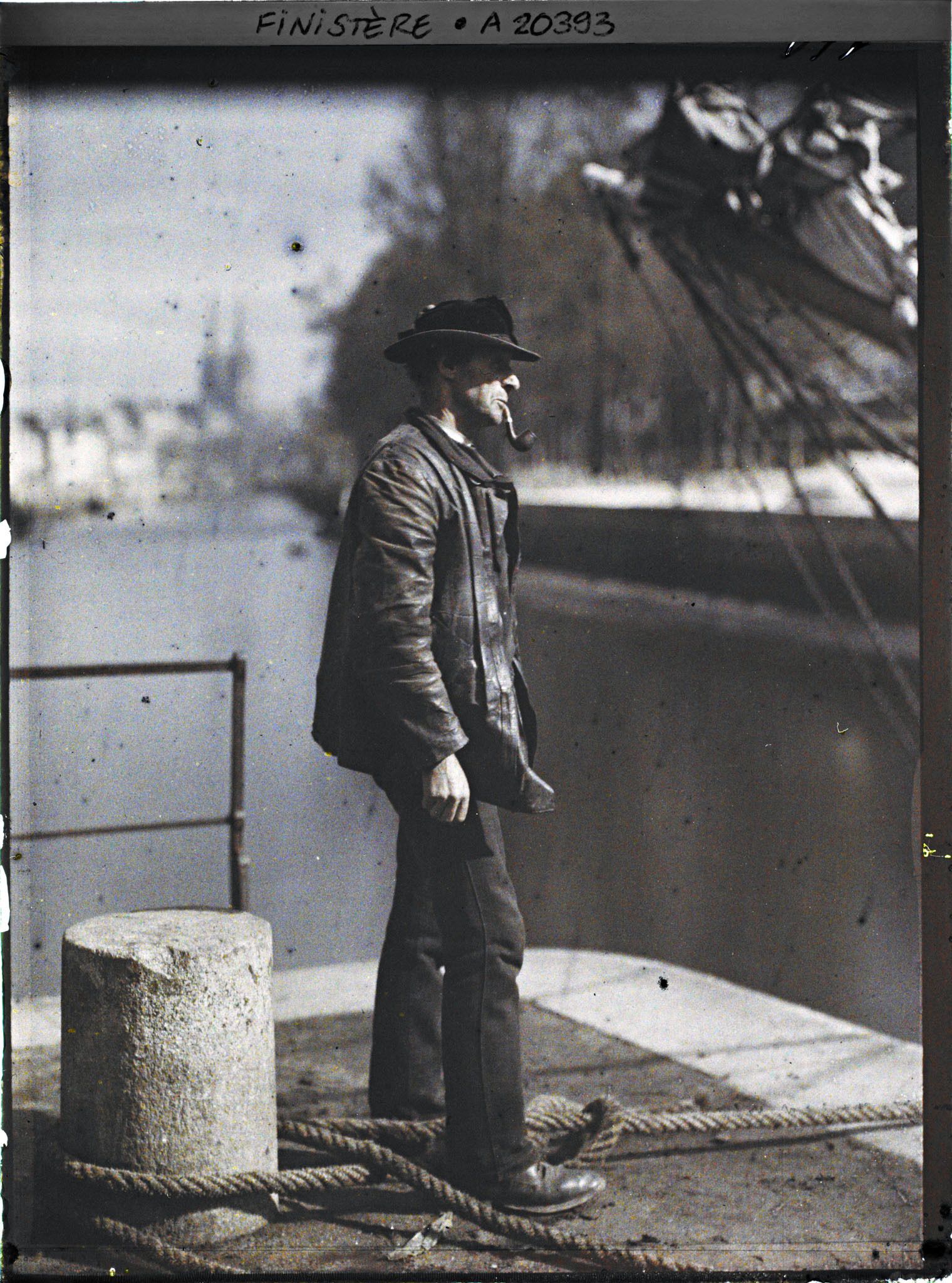 Image représentant Vieil homme fumant sa pipe au bord de l'Odet