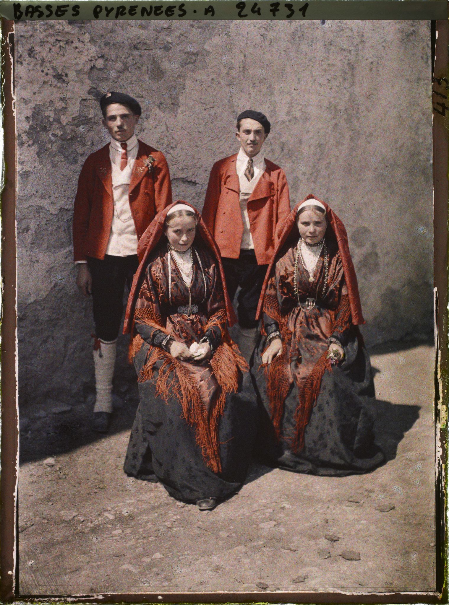 Image représentant Hommes et femmes en costumes typiques ossassois