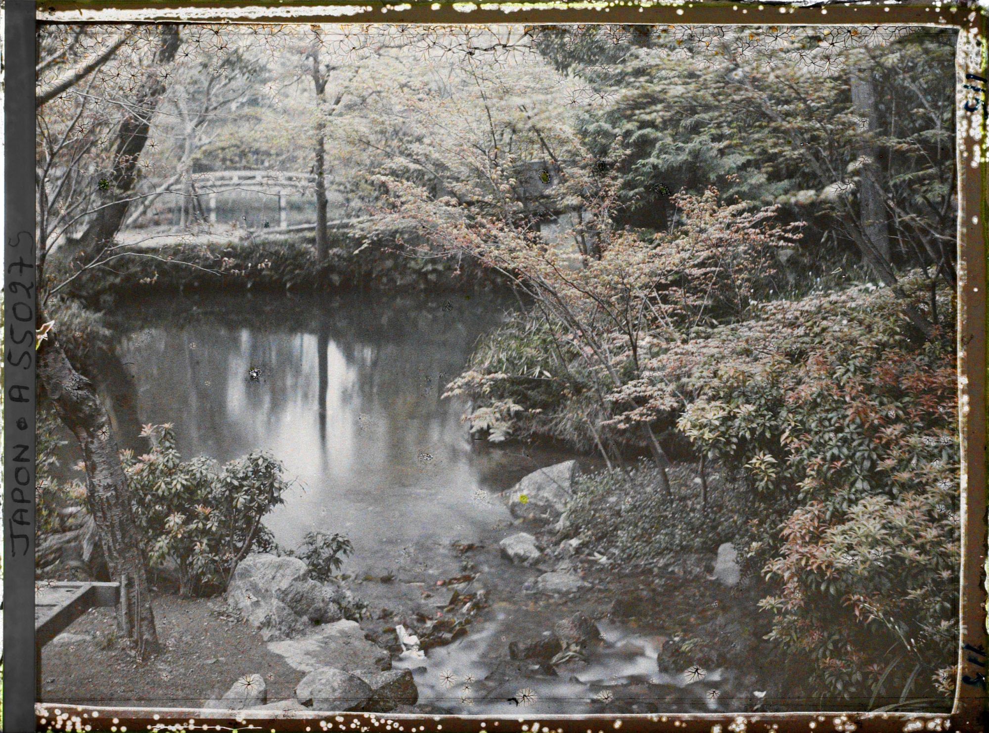 Image représentant Temple Eikan-dô Zenrin-ji : ruisseau dans les jardins