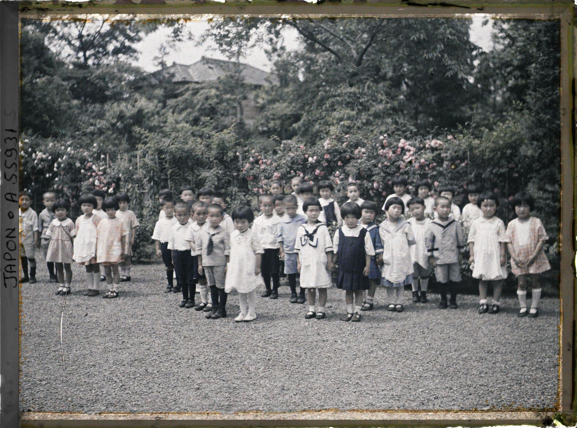 Image représentant Ecole d'Aoyama, jeunes écoliers vêtus à l'occidentale, dans la cour