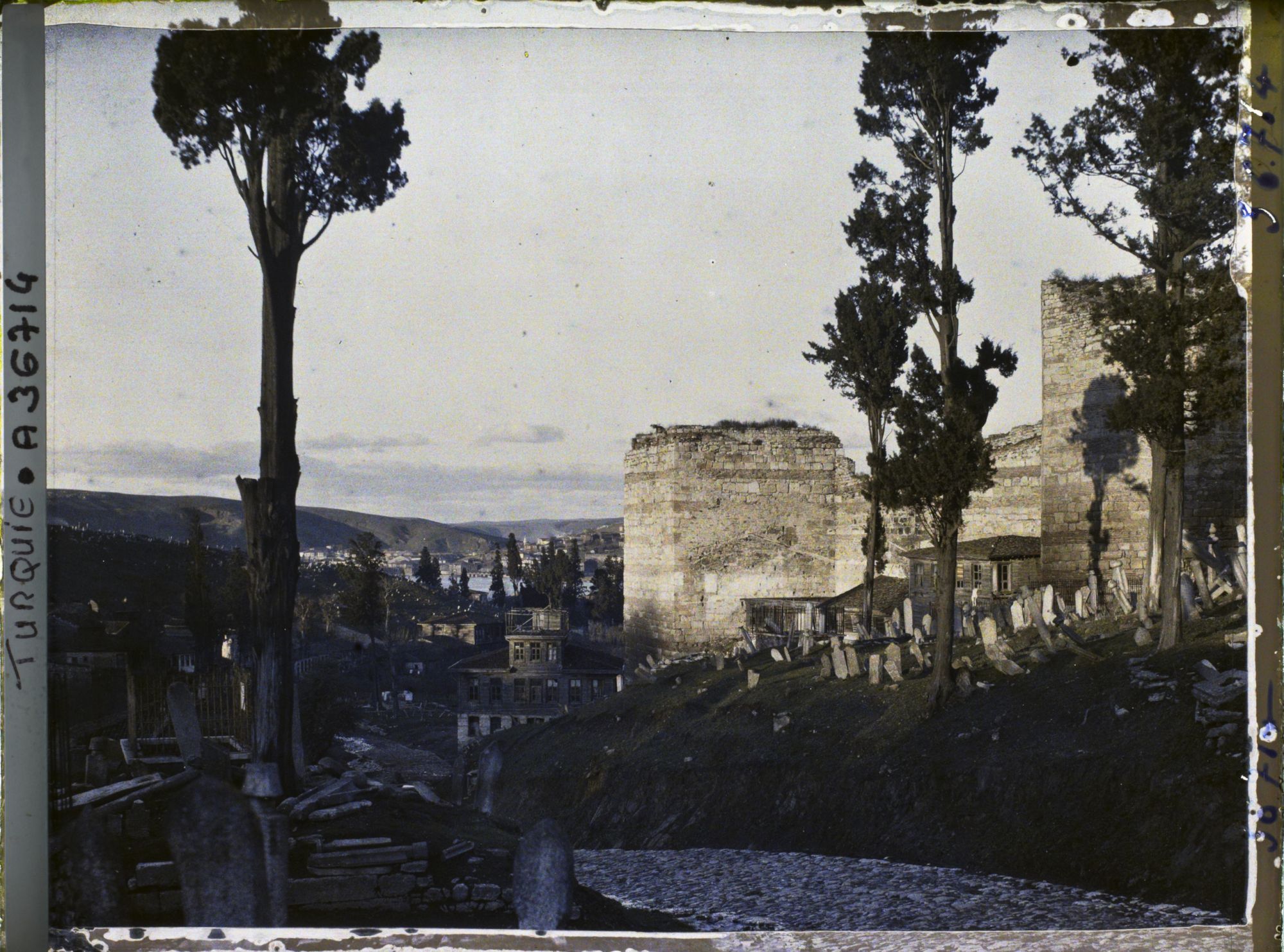 Image représentant Segment du mur de Theodose II (muraille terrestre de la mer de Marmara à la Corne d'Or), bordé un cimetière