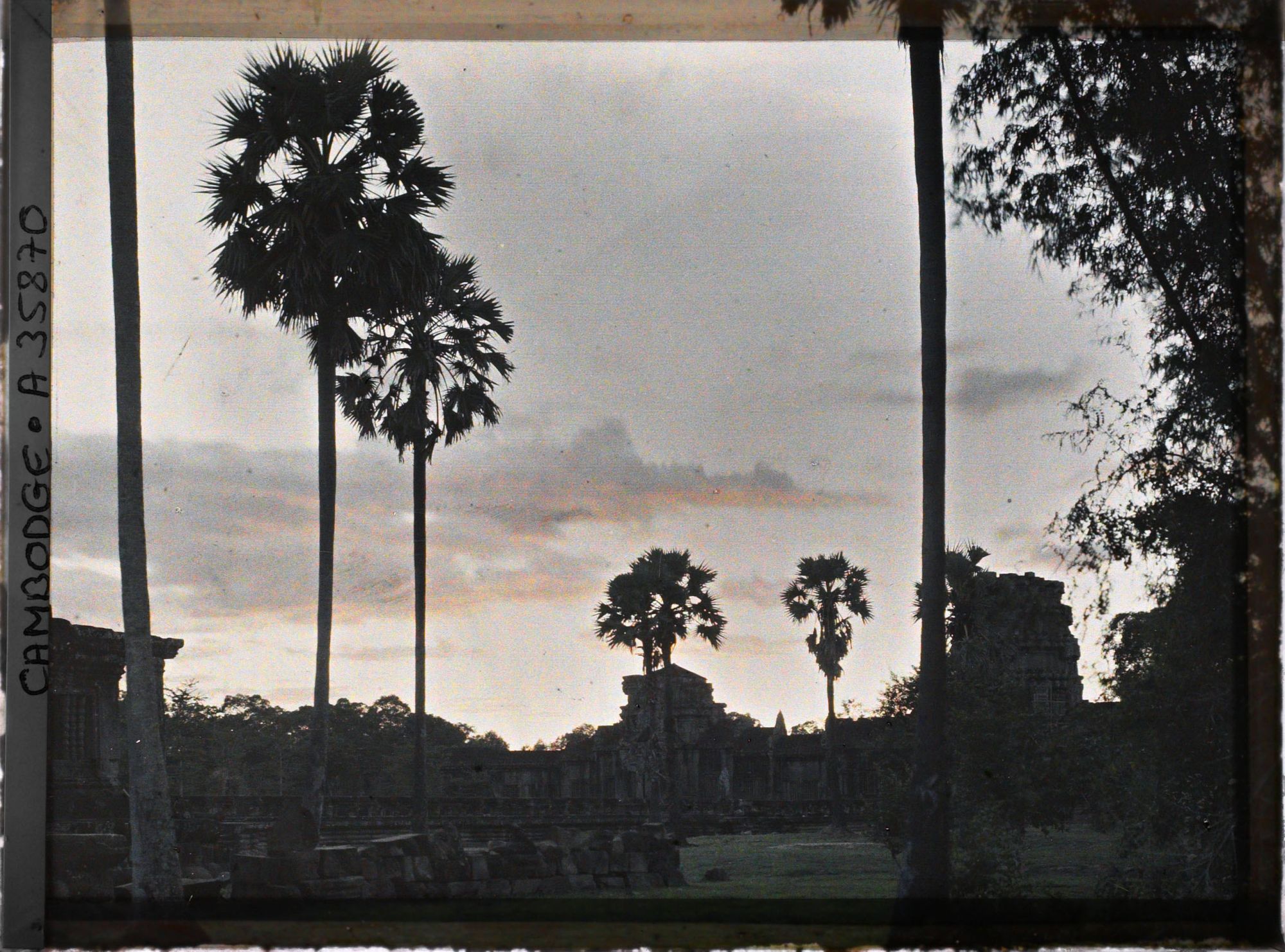 Image représentant Un coucher de soleil sur les abords de la " grande chaussée "