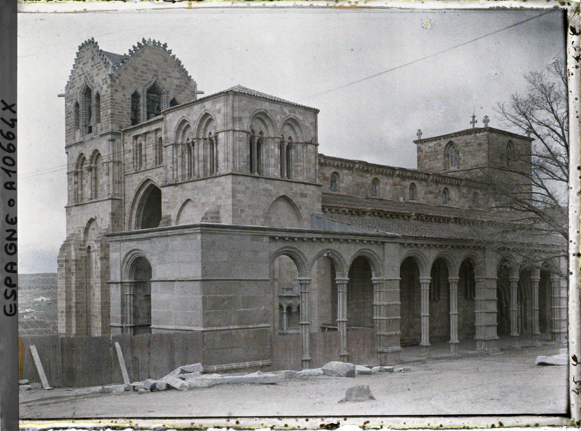 Image représentant Espagne, Avila, San Vicente : la Galerie est en granite et l'Eglise est en grés bigarré