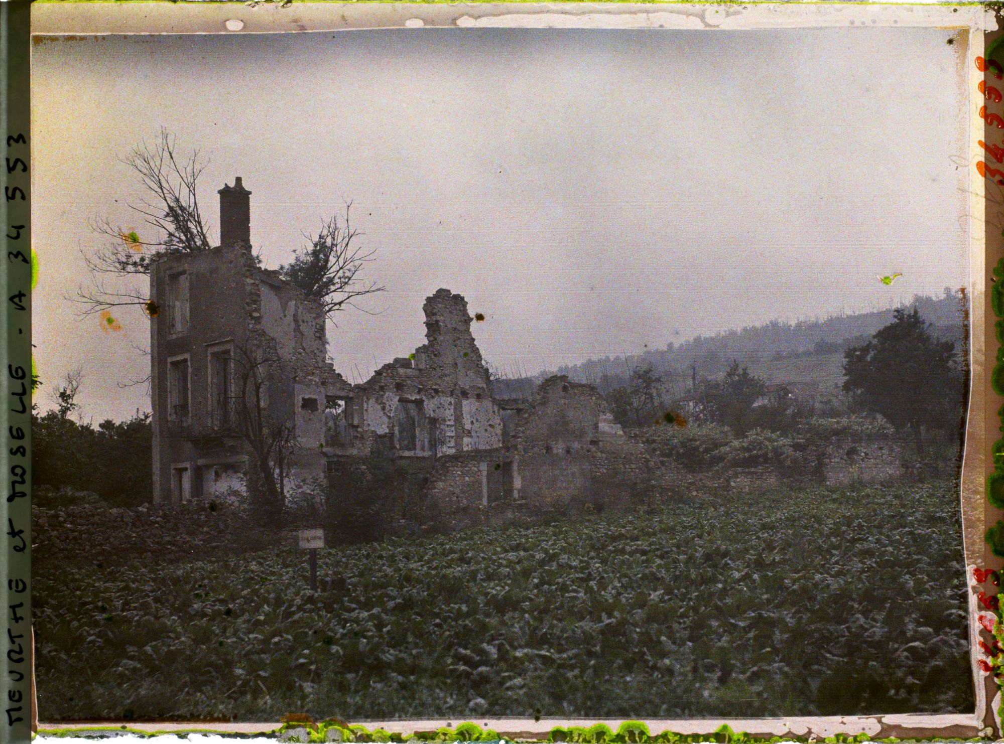 Image représentant France, Norroy, Ruines sur la route de Metz   ; au fond, le Bois Le Prêtre