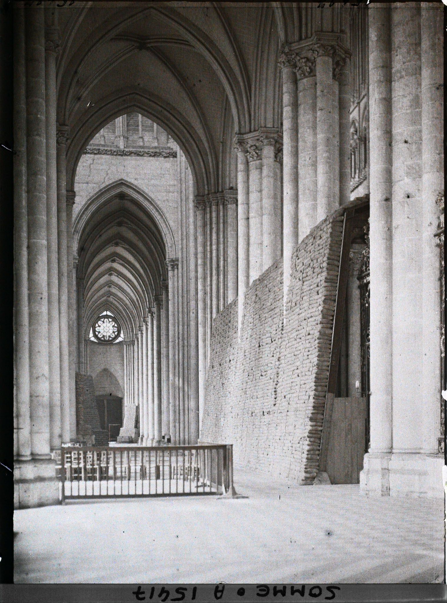 Image représentant France, Amiens, Bas coté droit de la Cathédrale, vue prise du réambulatoire, Sacs à terre garantissant les hauts-reliefs